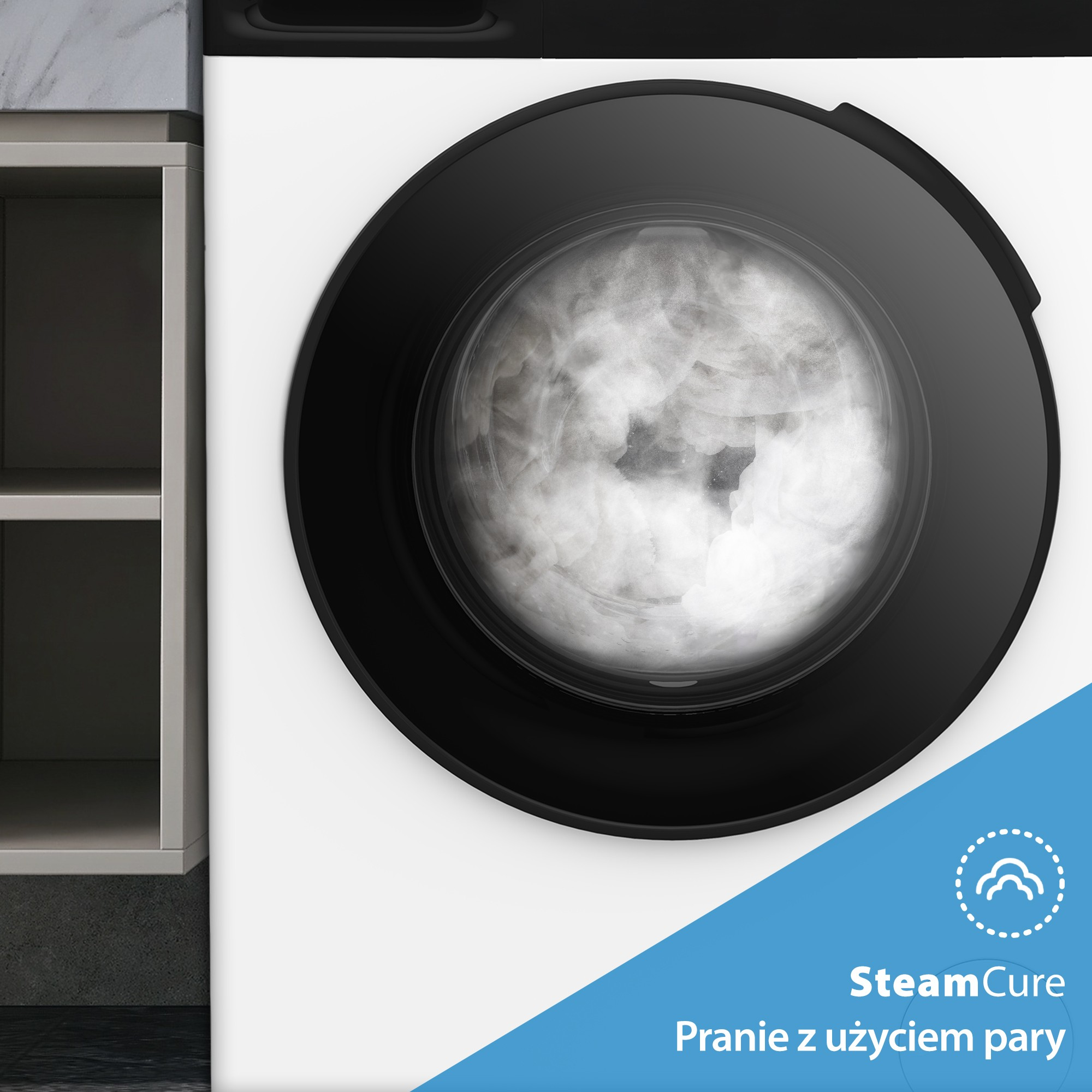 Pralka z czarnymi drzwiami, para w środku. Białe i szare tło. Logo SteamCure w kolorze niebieskim.