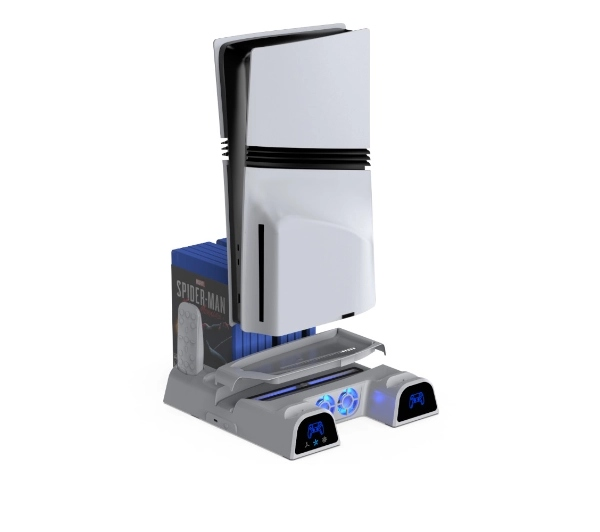 Biała konsola PS5 z uchwytem na gry i niebieskimi etui na gry. Widoczna jest obudowa gry Spider-Man.