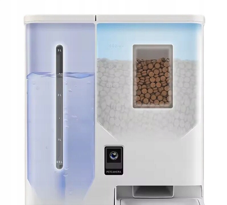 Biały podajnik dla zwierząt domowych z dwoma przegrodami: jedną na wodę i drugą na jedzenie. Posiada kamerę dla zwierząt. Poziom wody wynosi 2L. Jedzenie jest widoczne.