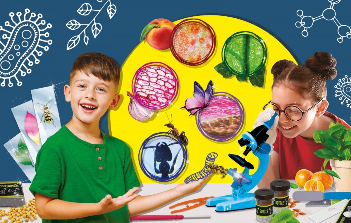 Dwoje dzieci bada biologię za pomocą mikroskopu. Scena obejmuje próbki, owoce, owady i ilustracje na żółtym tle.