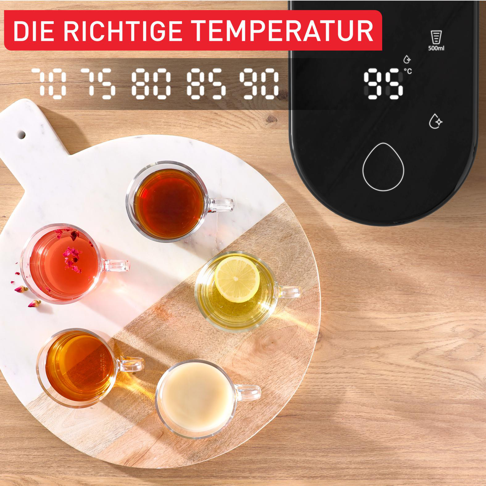 Gläser Tee auf einem Holztablett mit einem schwarzen Wasserkocher, der die Temperatur anzeigt. Das Wort DIE RICHTIGE TEMPERATUR wird angezeigt.