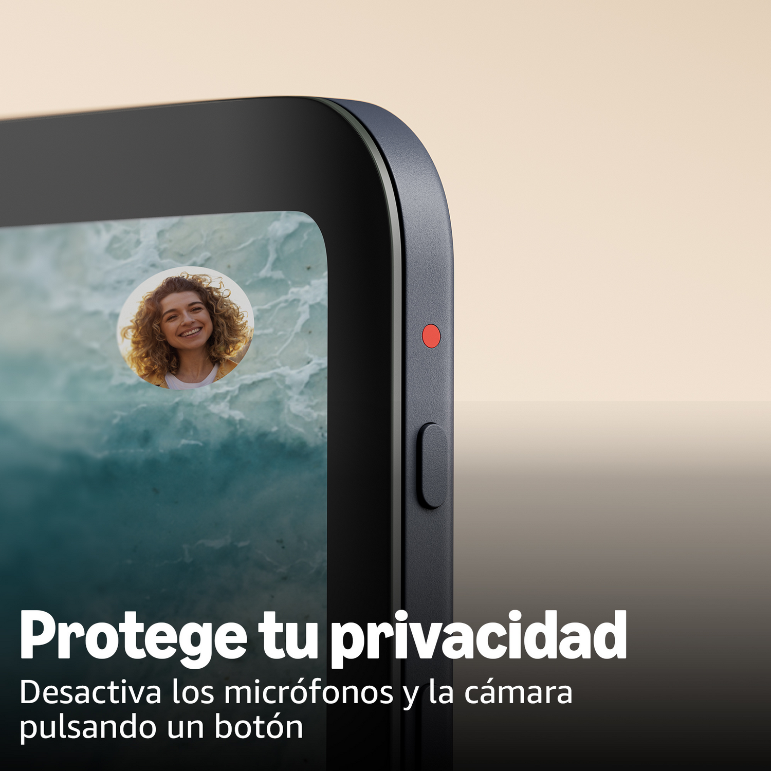 Un dispositivo muestra la cara de una mujer en la pantalla. El texto dice 'Protege tu privacidad' y 'Desactiva micrófonos y cámara pulsando un botón'.