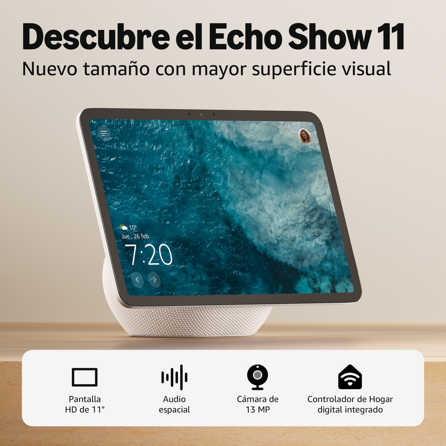 Una pantalla inteligente Echo Show 11, mostrando una imagen de agua azul. Muestra la hora, la fecha y tiene iconos de funciones como pantalla HD y cámara.