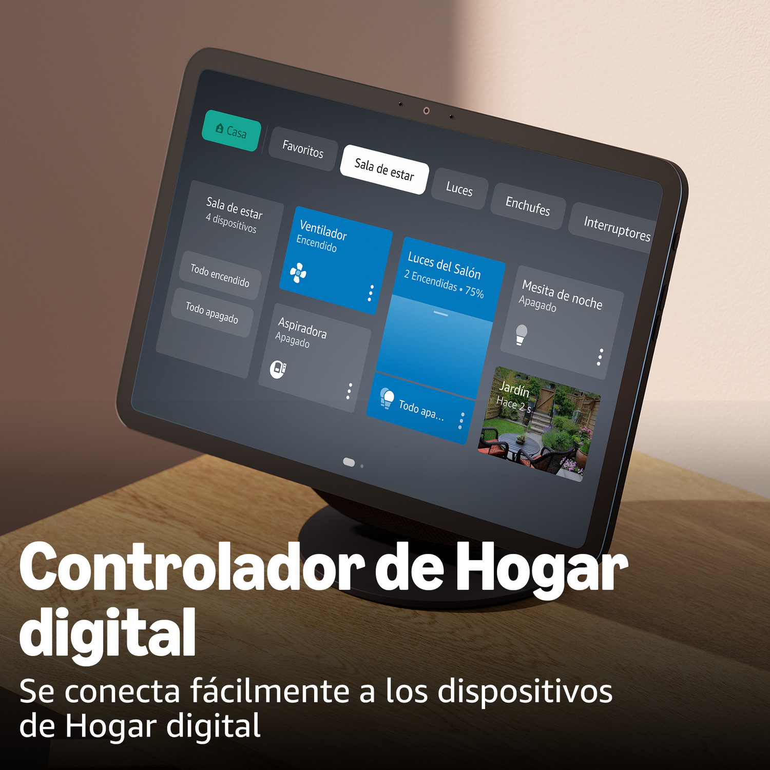 Una tableta controladora digital para el hogar muestra dispositivos domésticos inteligentes, incluyendo luces, un ventilador y una aspiradora, con una mesa de madera al frente.