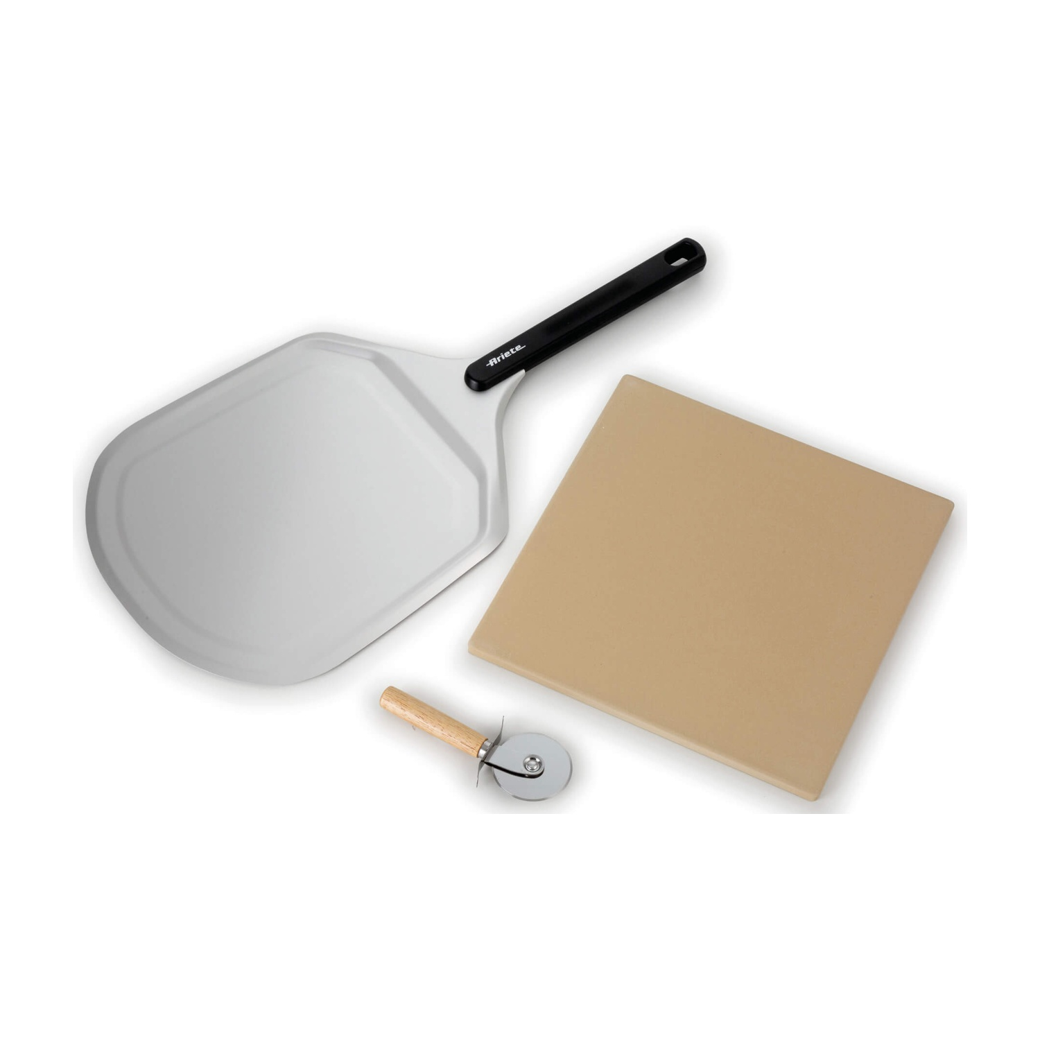 Set per forno per pizza: una pala per pizza argentata, una pietra beige e un tagliapizza con manico in legno su sfondo bianco.