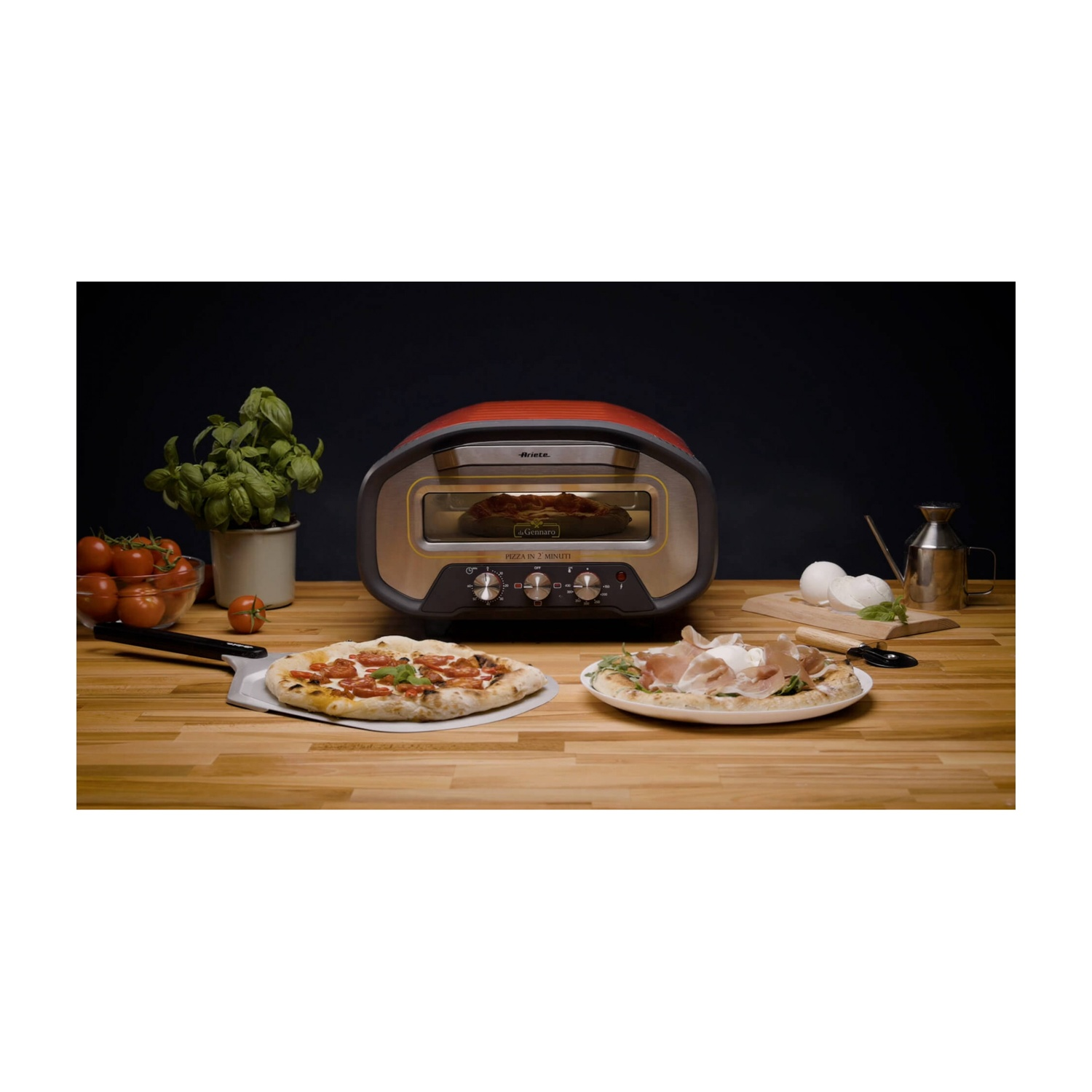 Forno per pizza con due pizze, ingredienti freschi e basilico. Pomodori e mozzarella su un tavolo di legno. Forno sullo sfondo.