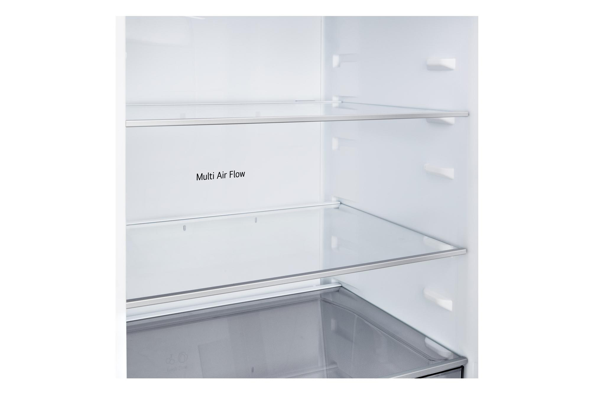 Im Inneren eines Kühlschranks sind Regale zu sehen. Auf der Rückwand steht der Text "Multi Air Flow". Das Innere ist weiß und sauber.