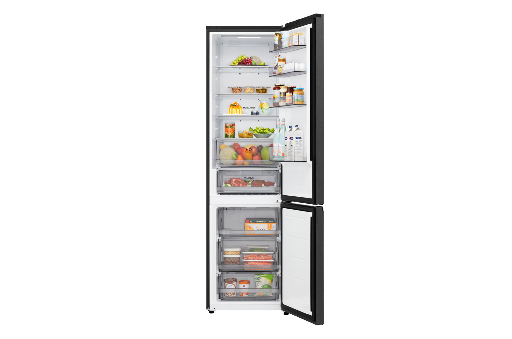 Offener schwarzer Kühlschrank mit Obst, Gemüse, Getränken und verpackten Lebensmitteln. Die Gefriertür ist offen, mit Tiefkühlkost.