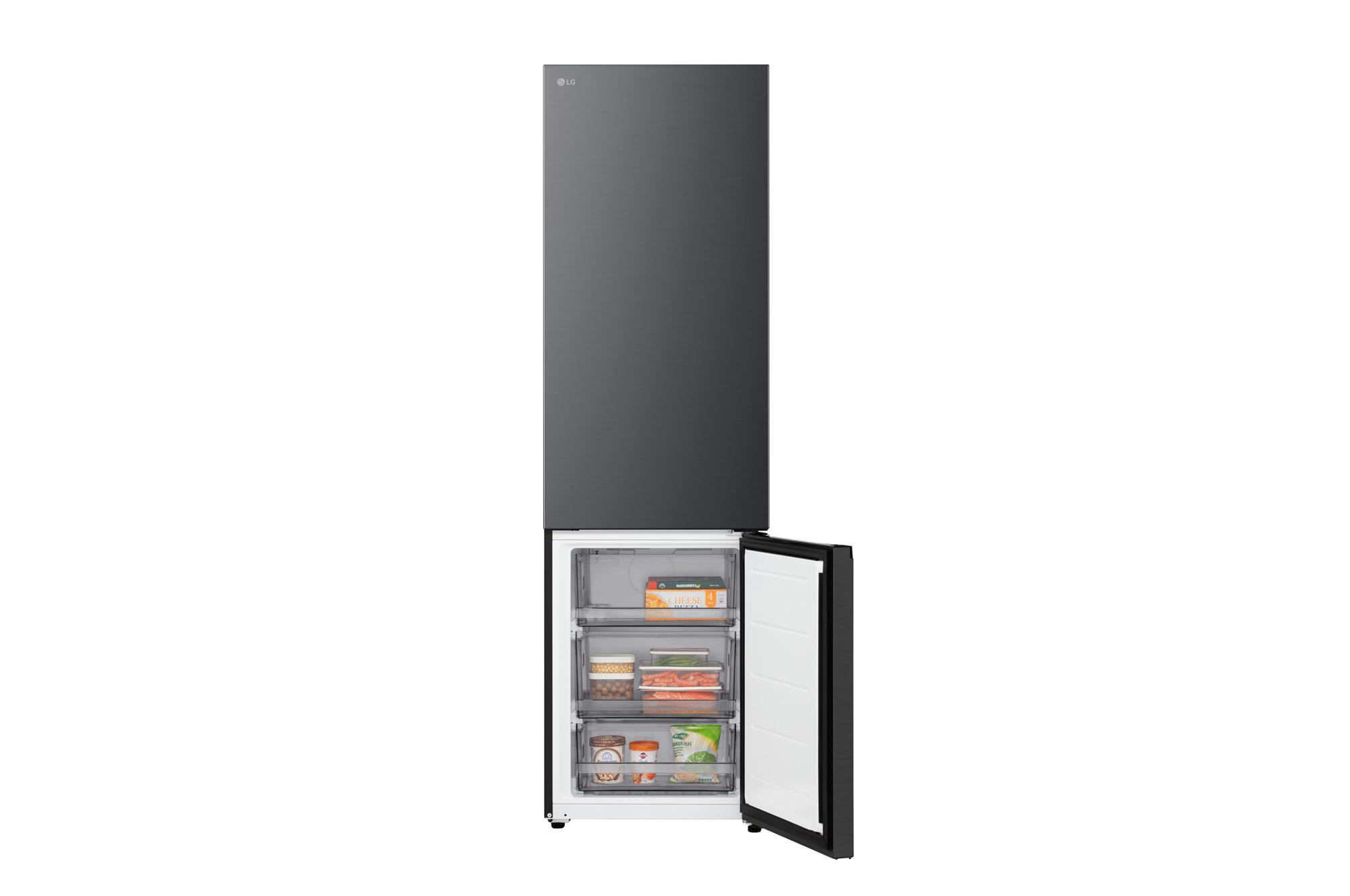 Ein schwarzer LG-Kühlschrank mit geöffneter Gefriertür, die Tiefkühlkost zeigt. Der Kühlschrank steht vor weißem Hintergrund.