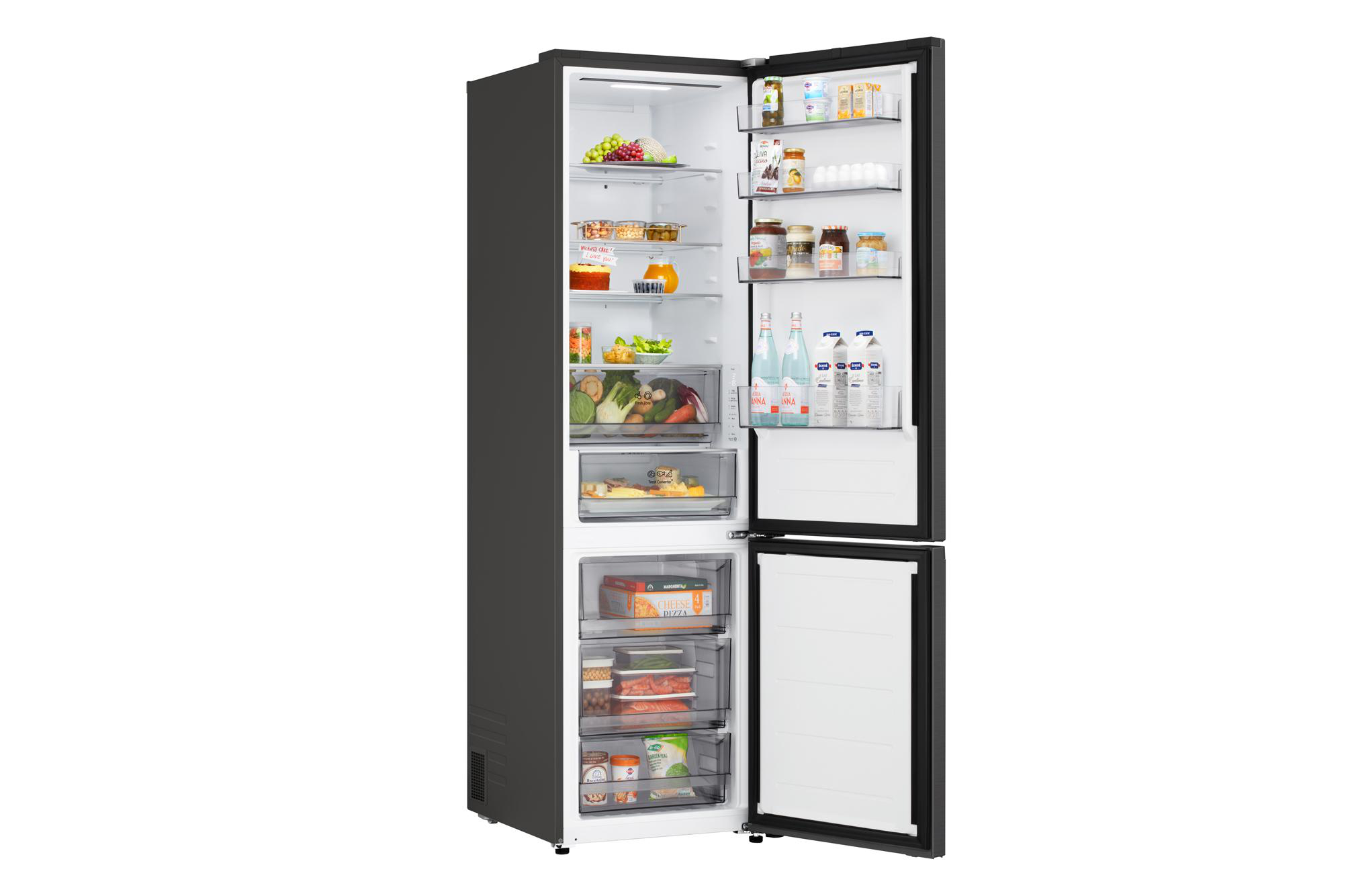 Offener Kühlschrank mit Lebensmitteln: Obst, Gemüse, Getränke und Tiefkühlpizzen. Schwarze Außenseite mit weißem Innenraum, Türen offen.