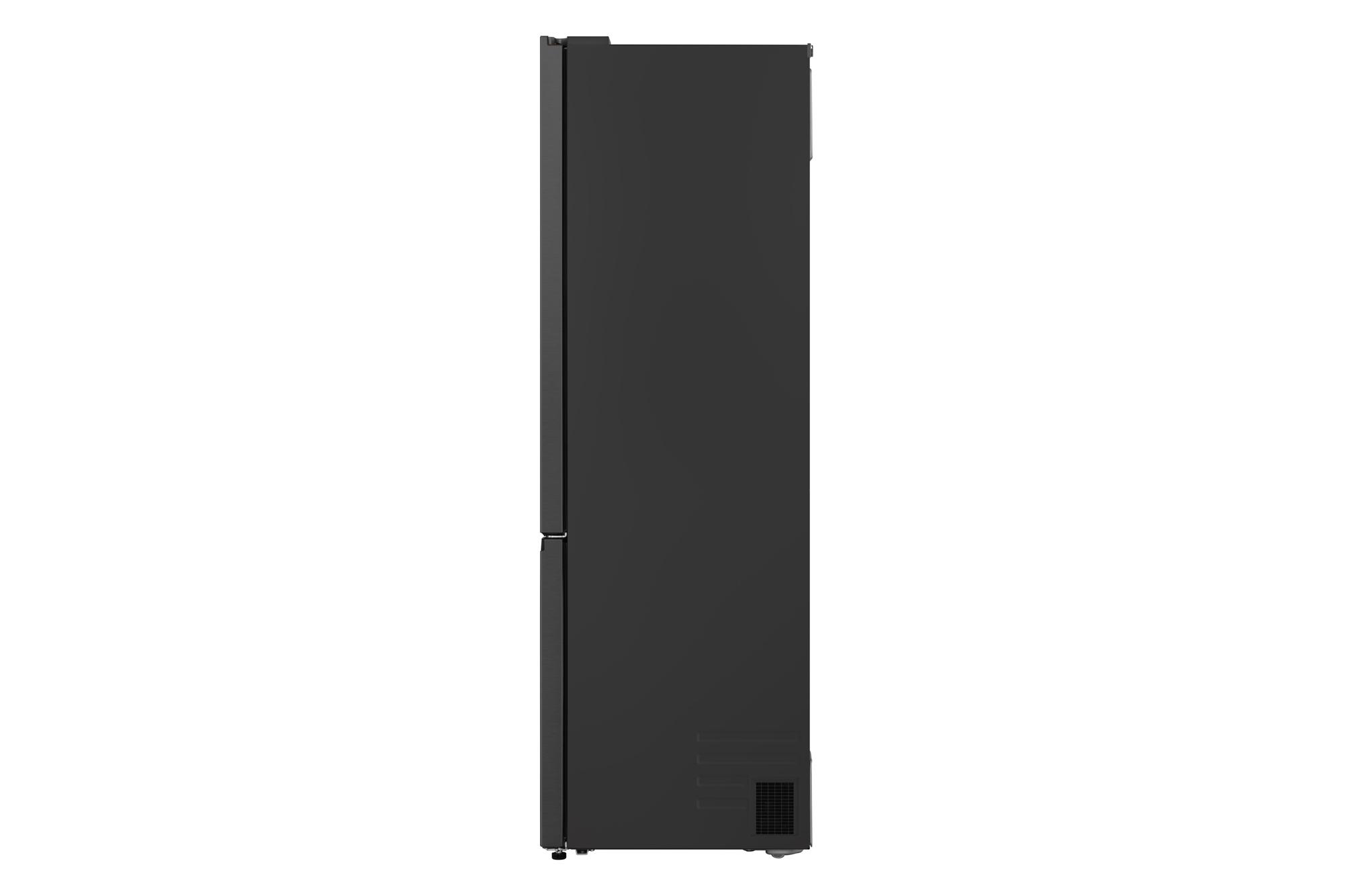 Ein schwarzer Kühlschrank vor weißem Hintergrund. Vertikales Design, mit Tür und Lüftung unten.