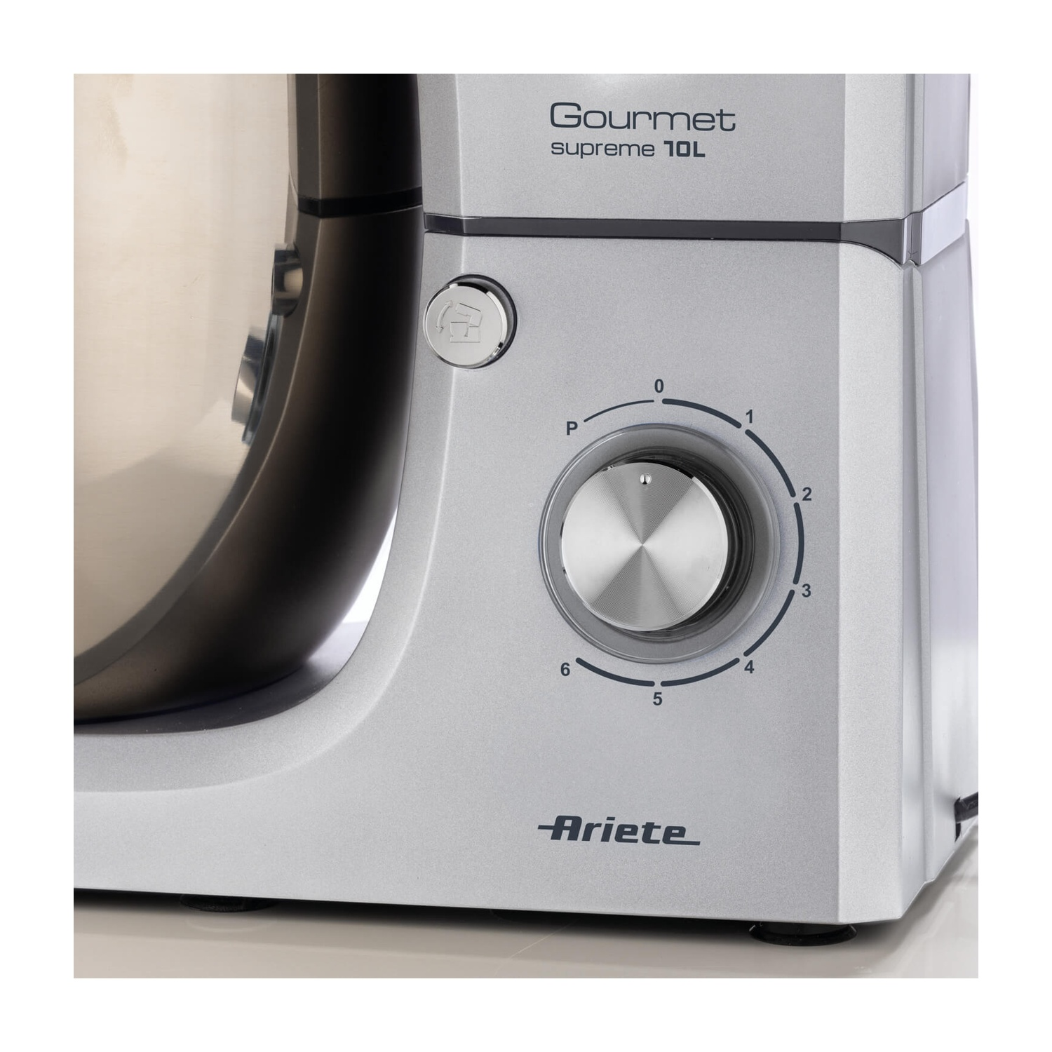Frullatore Ariete Gourmet supreme 10L argento. Manopola di controllo con numeri 0-6. Ciotola in acciaio inox. Accenti neri e argento.