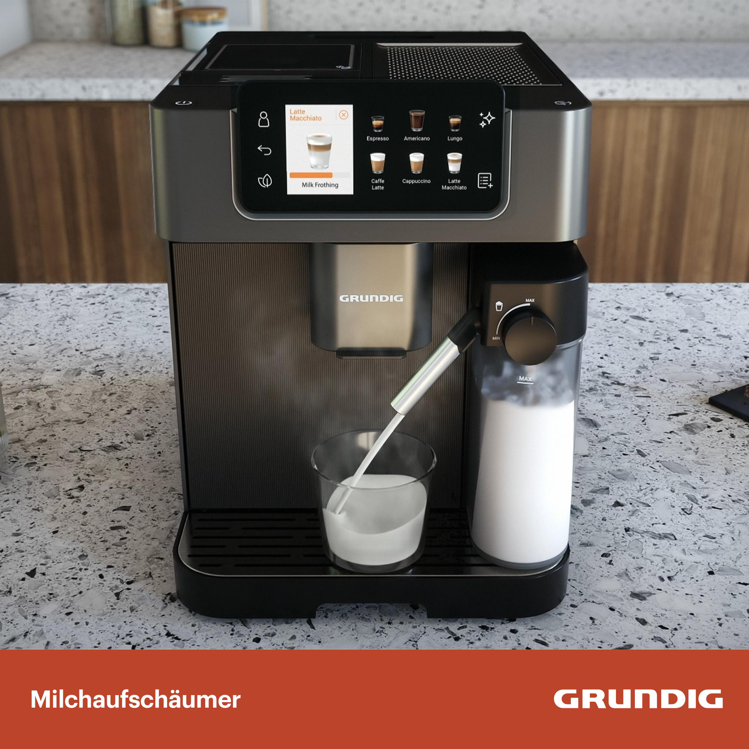 Eine Grundig-Kaffeemaschine mit Milchaufschäumer. Milch wird in ein Glas gegossen. Auf dem Bildschirm sind verschiedene Kaffeearten zu sehen.