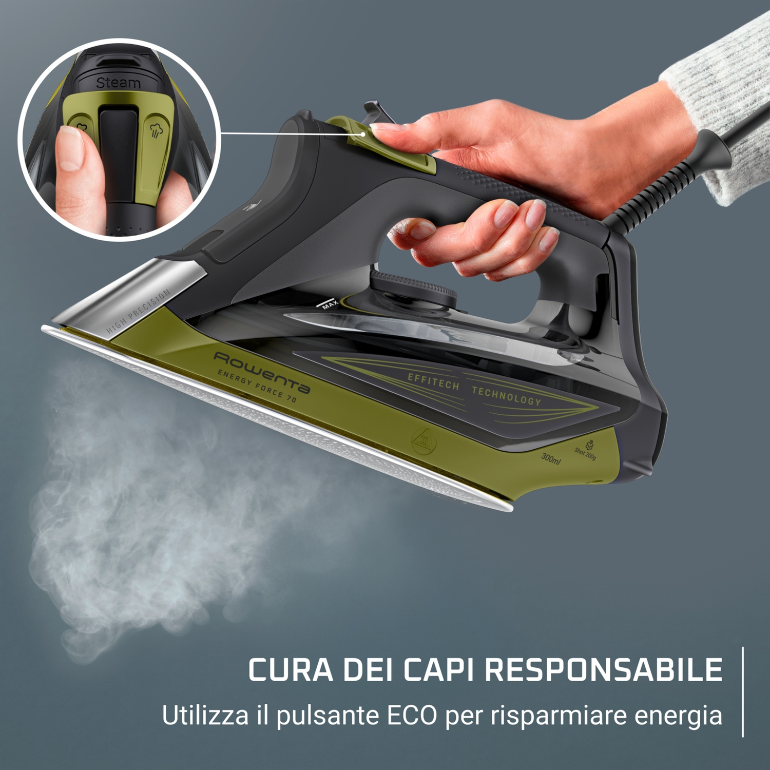 Una mano tiene un ferro da stiro nero e verde, esce vapore. Un primo piano mostra il pulsante del vapore. Il testo dice 'CURA DEI CAPI RESPONSABILE'.