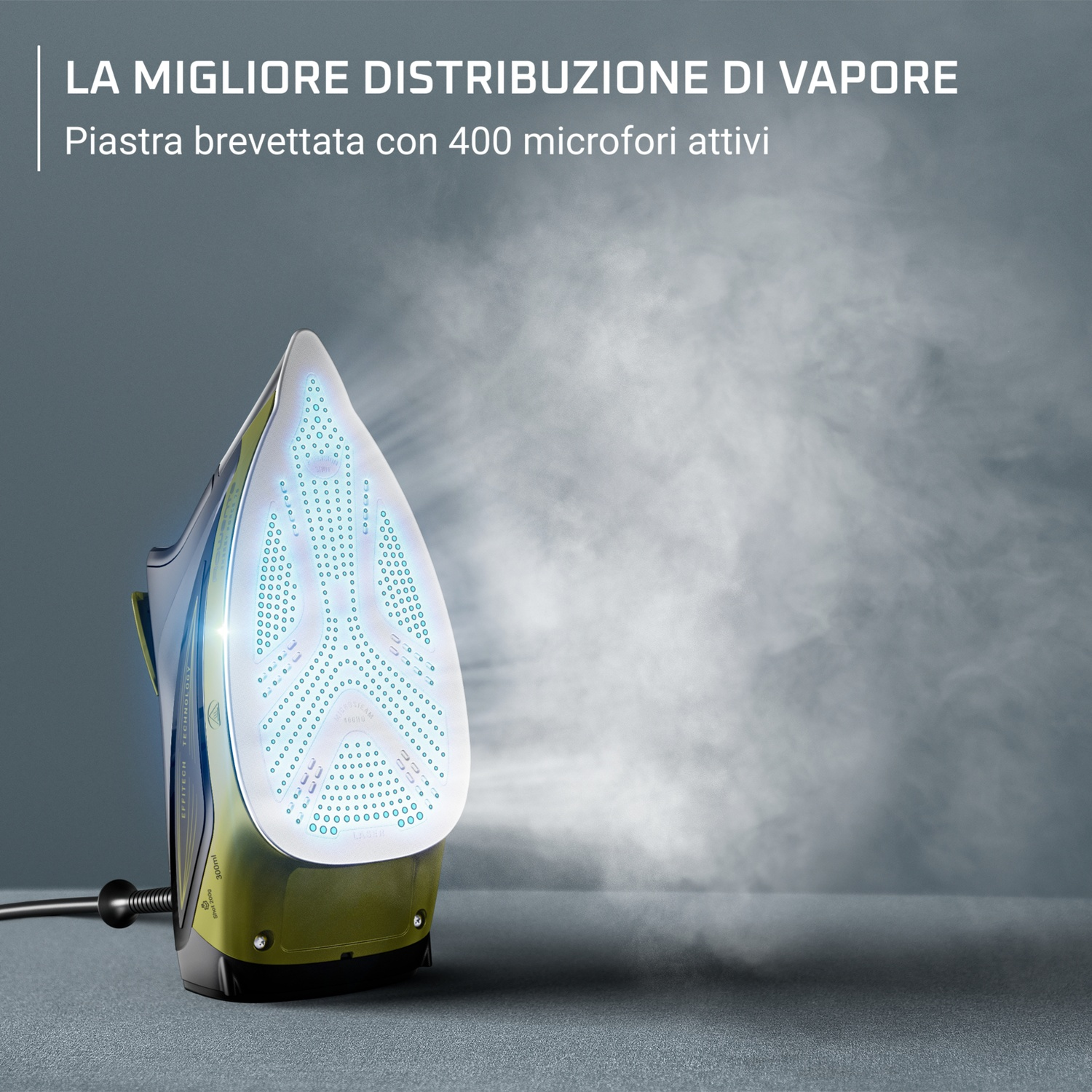 Un ferro da stiro con vapore che esce. Il ferro è verde e grigio. Il ferro ha molti fori sul fondo.
