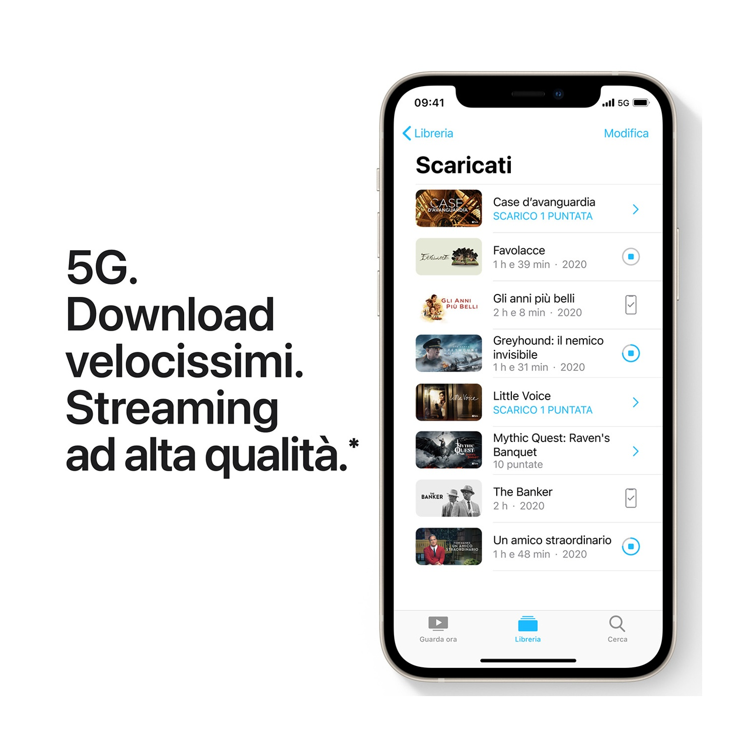 Un iPhone mostra un elenco di download da un servizio di streaming. Il testo accanto dice: '5G. Download velocissimi. Streaming ad alta qualità.'