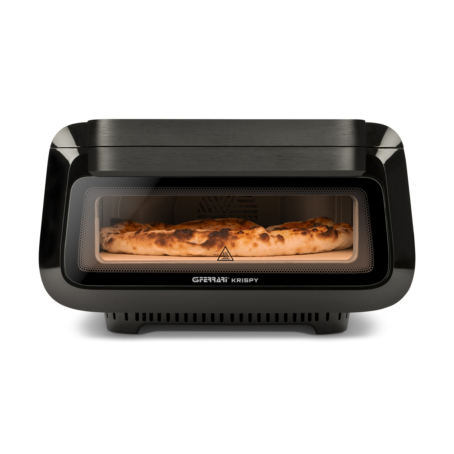 Un forno per pizza nero da appoggio con una pizza all'interno. Il forno ha una porta a vetri e la pizza è su una superficie marrone chiaro.