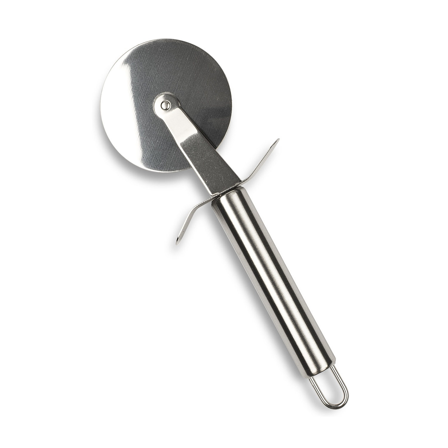 Un tagliapizza in acciaio inossidabile su sfondo bianco. Il tagliapizza ha una lama rotonda e un manico con anello.