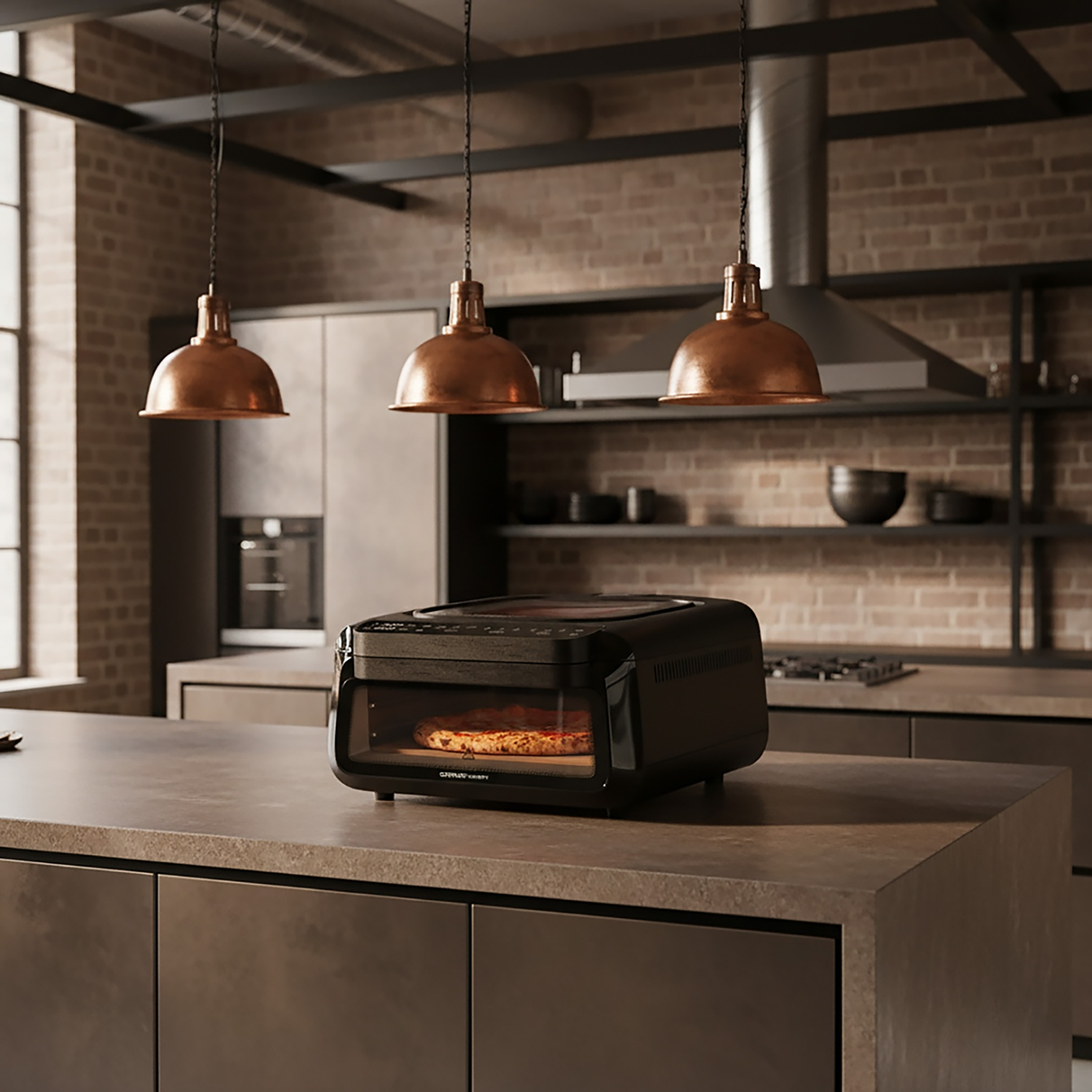 Un forno nero con pizza all'interno è appoggiato su un bancone marrone. Lampade a sospensione in rame sono appese sopra. Un muro di mattoni fa da sfondo.