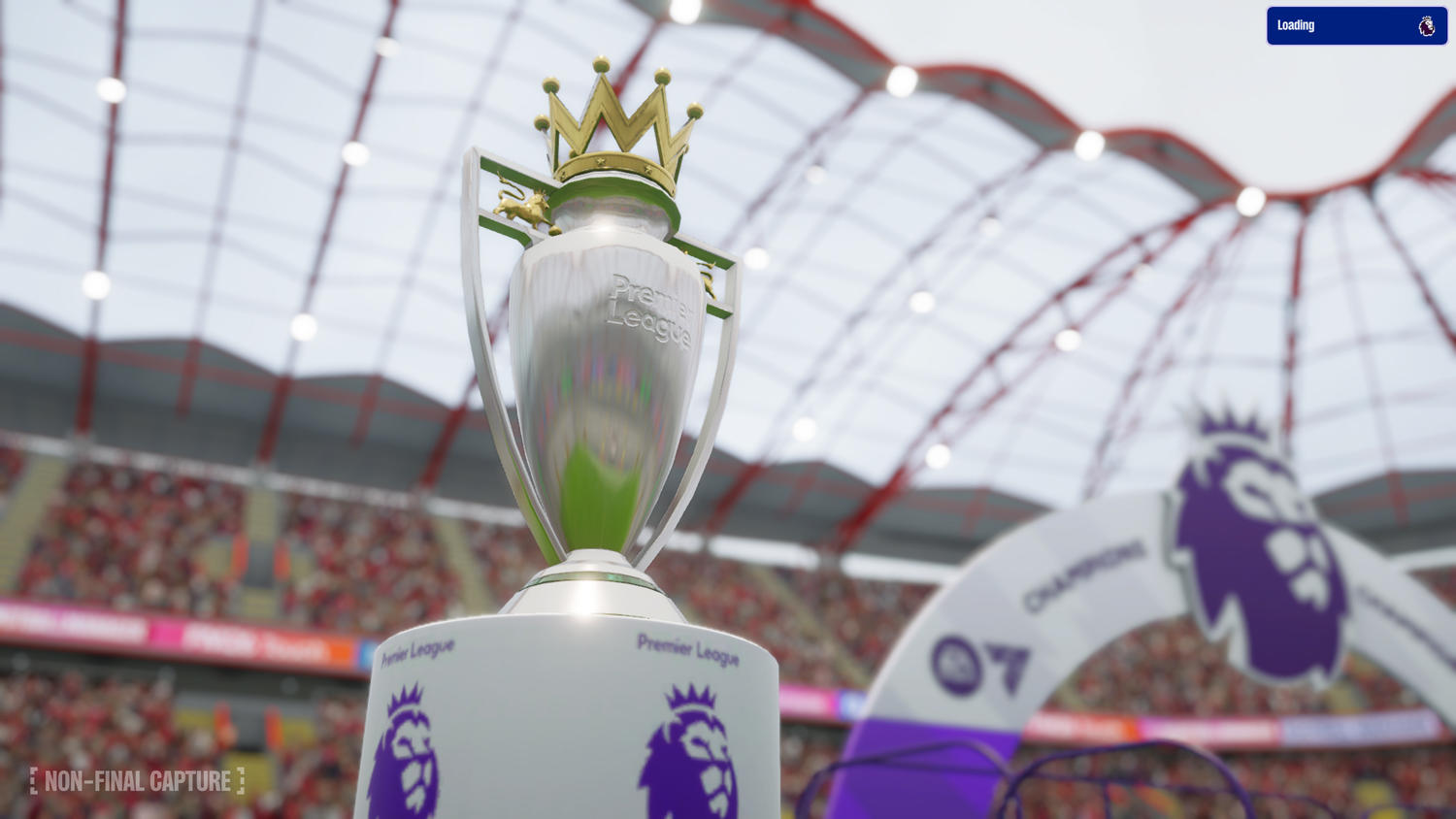 Die Premier-League-Trophäe steht in einem Stadion. Eine goldene Krone ziert die Trophäe. Der Hintergrund zeigt eine Menschenmenge und einen Bogen.