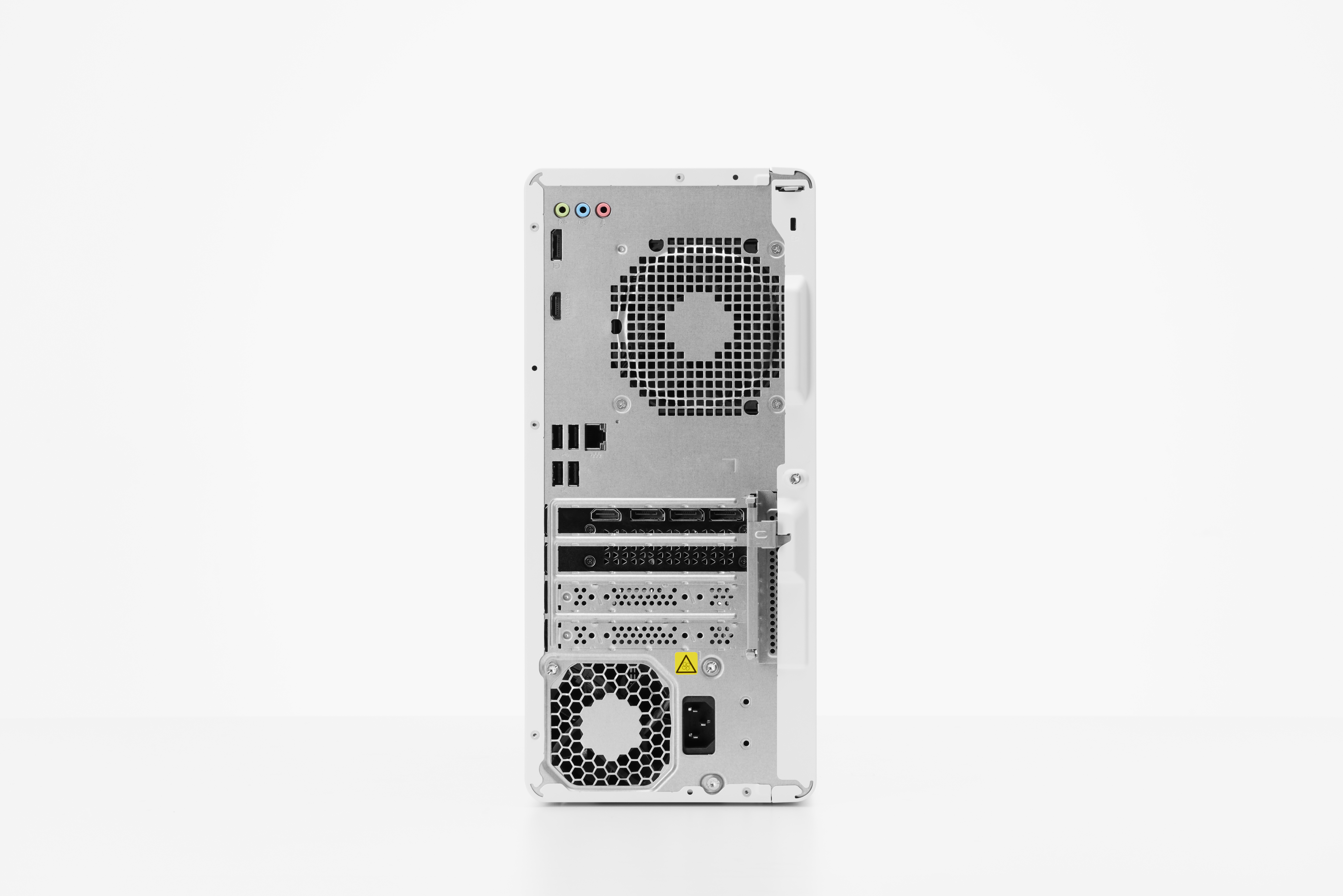 De achterkant van een witte computertoren wordt getoond. Het heeft verschillende poorten, ventilatieopeningen en een voeding.