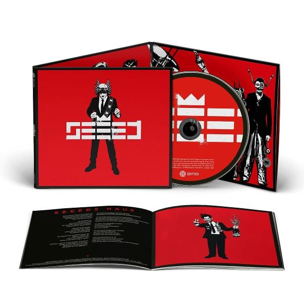 CD-Album mit rotem Cover mit einer Maskenfigur. Aufgeklappt zur Ansicht der CD und des Innenkunstwerks. Schwarz-rotes Farbschema.