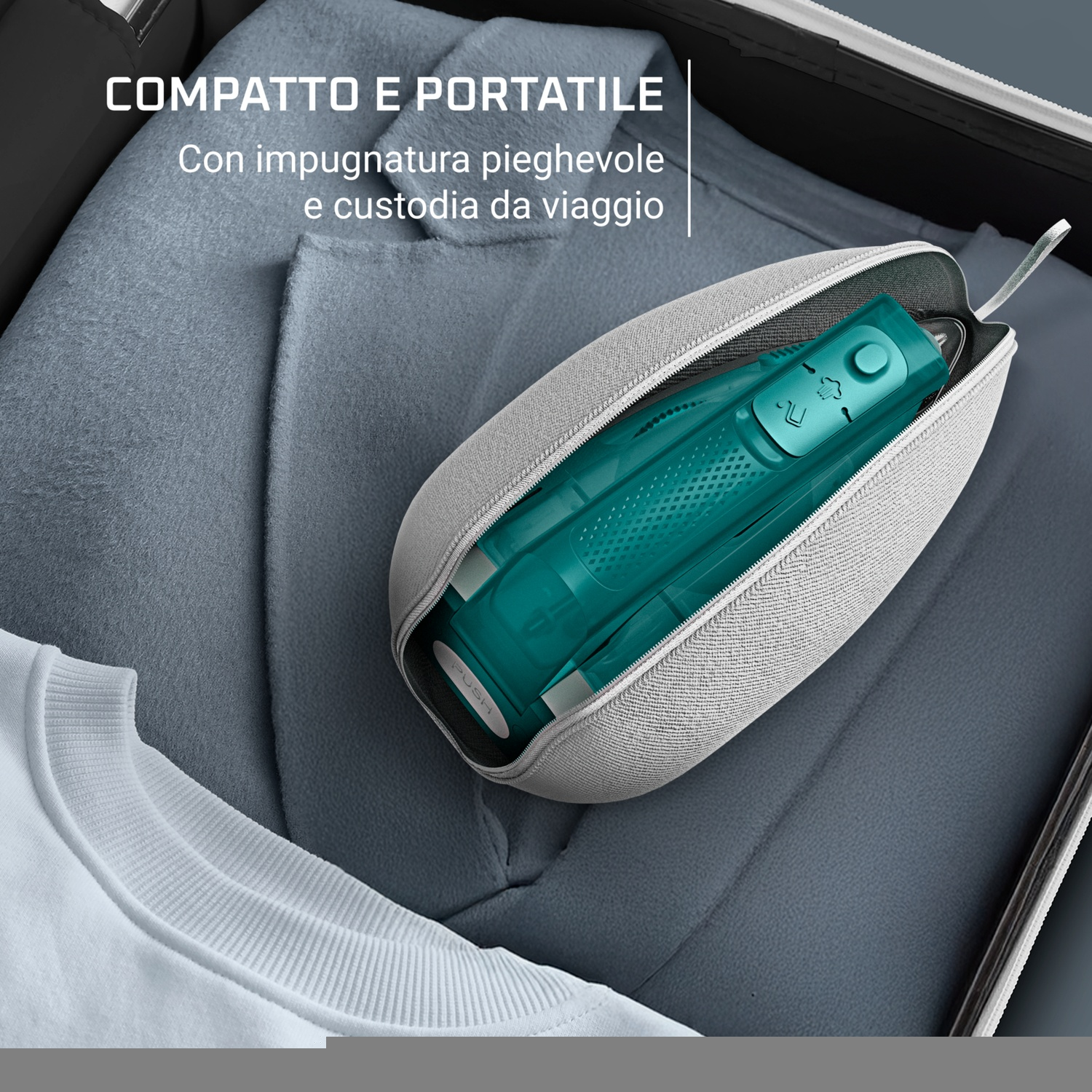 Un vaporizzatore portatile verde acqua è in una custodia da viaggio grigia, dentro una valigia aperta. Sotto, una camicia bianca e un blazer grigio.