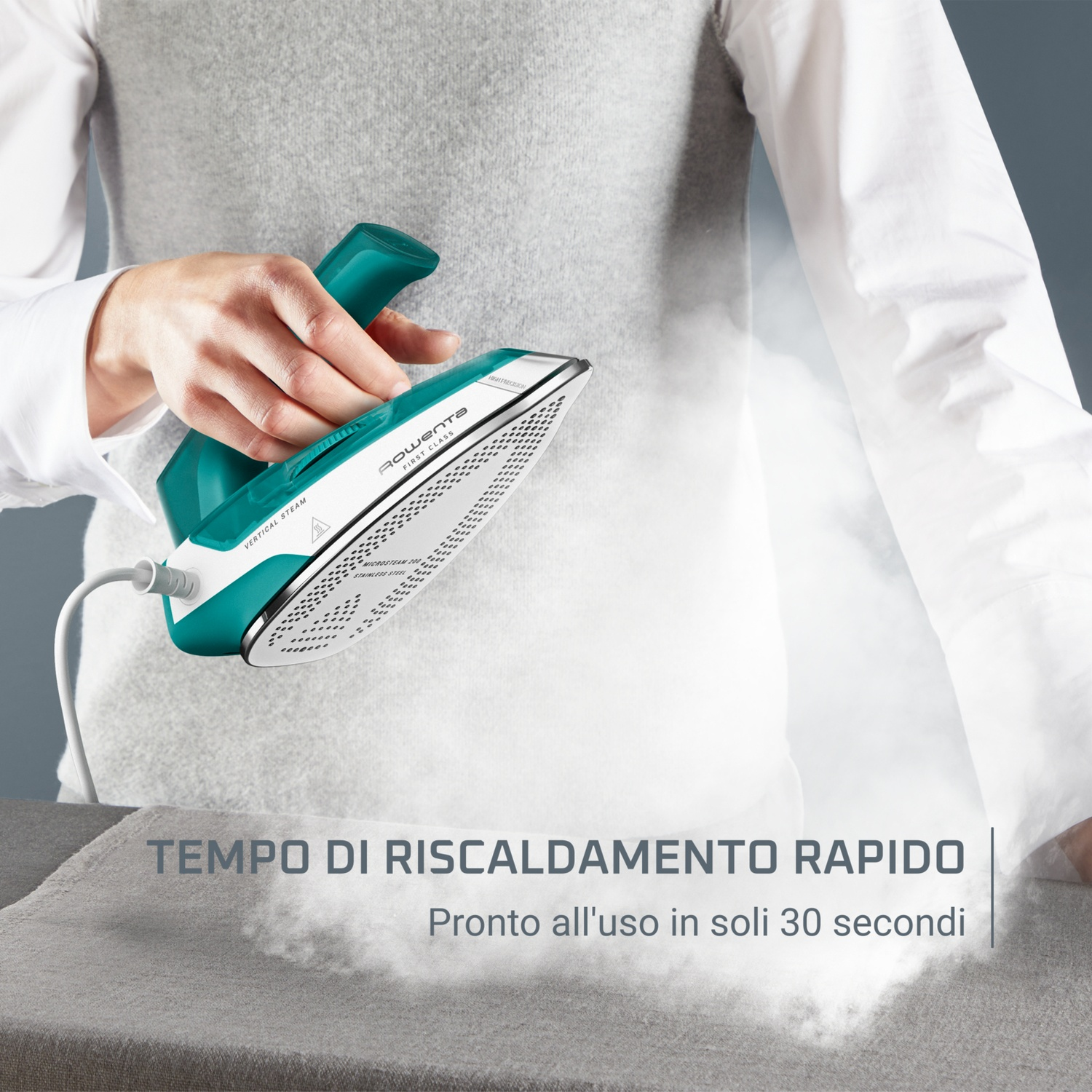 Una persona tiene in mano un ferro da stiro a vapore turchese e bianco, sale vapore. Il testo dice: 'Tempo di riscaldamento rapido. Pronta all'uso in 30 secondi'.