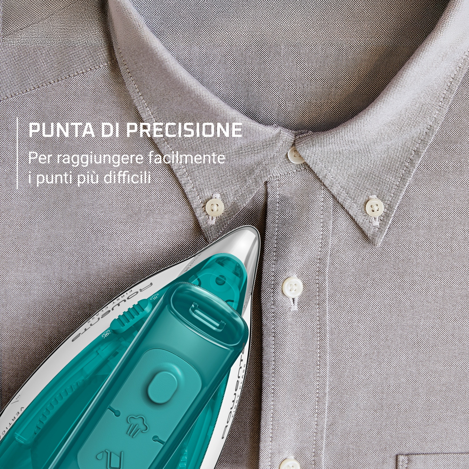 Un ferro da stiro con manico verde acqua è posizionato vicino ai bottoni di una camicia grigia, dimostrando la sua capacità di raggiungere aree difficili.