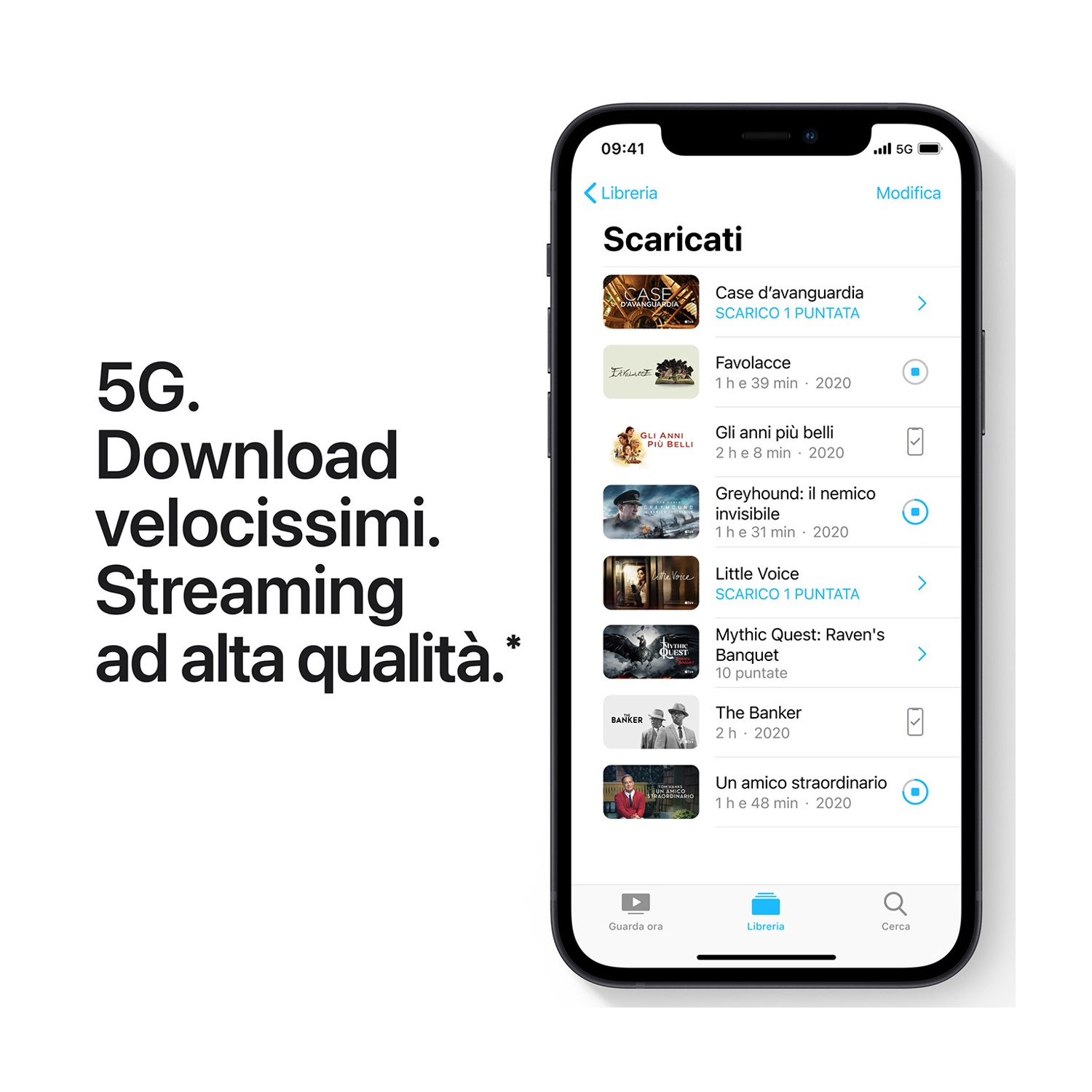 Un iPhone mostra un servizio di streaming. Il testo a sinistra pubblicizza le velocità 5G. Sono elencati programmi, tra cui 'Favolacce' e 'The Banker'.