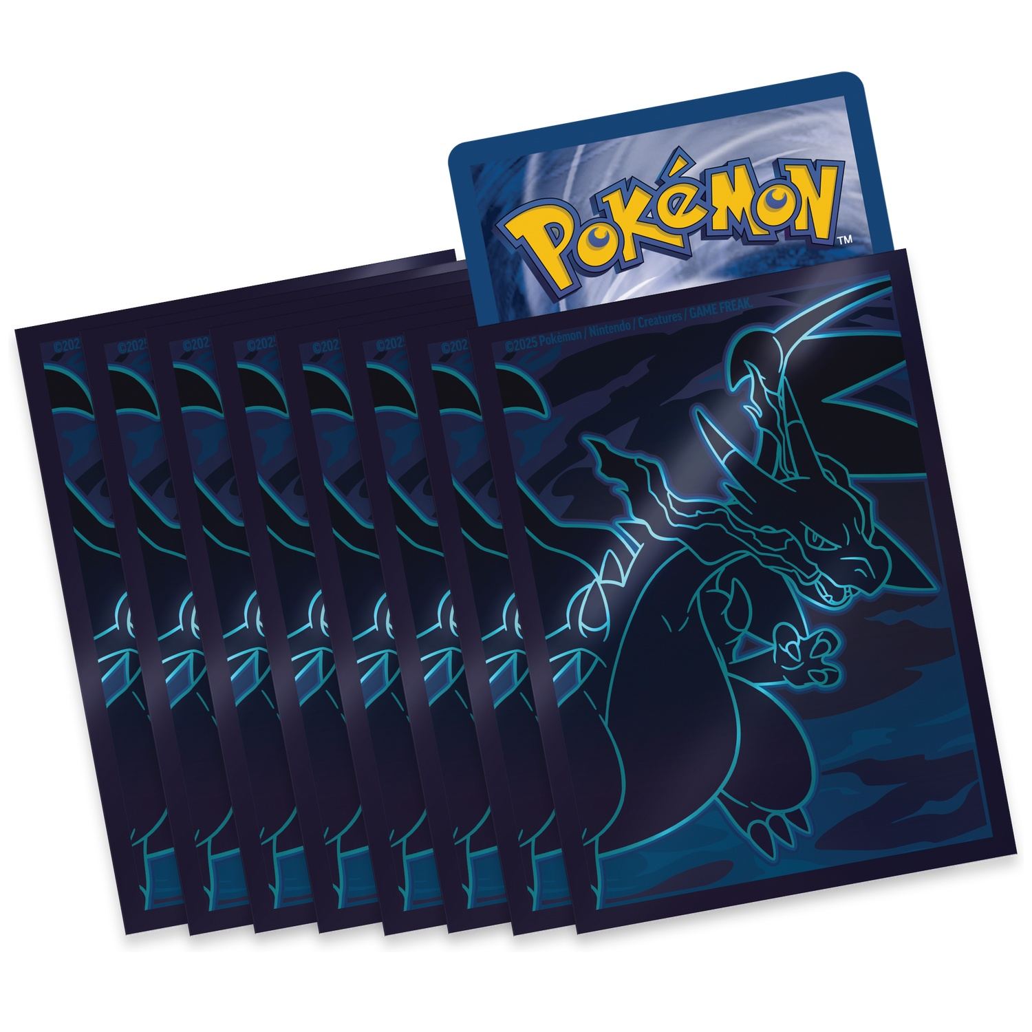 Een stapel Charizard-kaarthoezen met een blauw drakenontwerp en een Pokemon-kaart bovenaan. De achtergrond is wit.