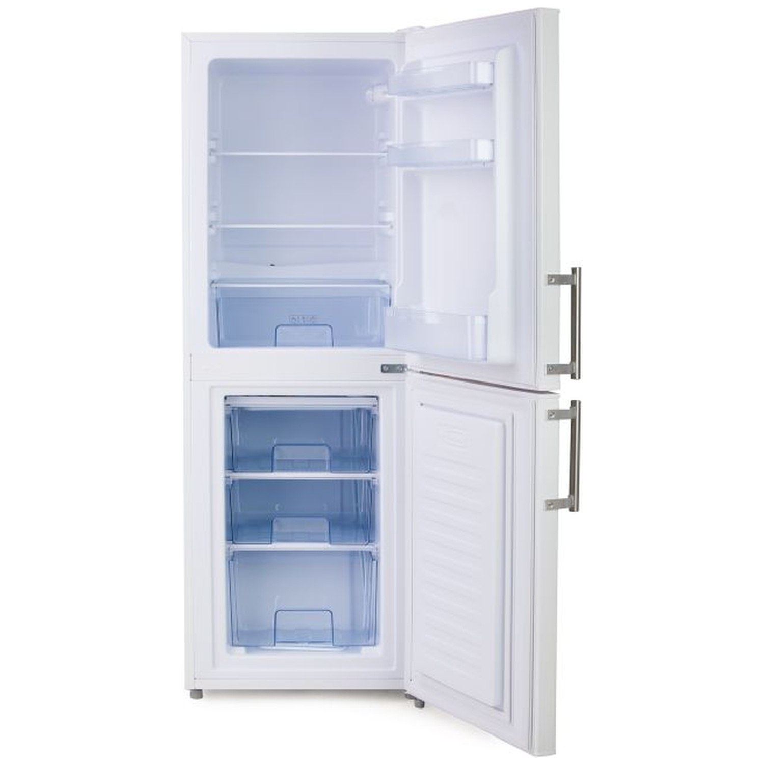 Réfrigérateur blanc ouvert à deux portes. Porte supérieure ouverte, montrant des étagères. Porte inférieure ouverte, révélant trois tiroirs. Poignées en acier inoxydable.