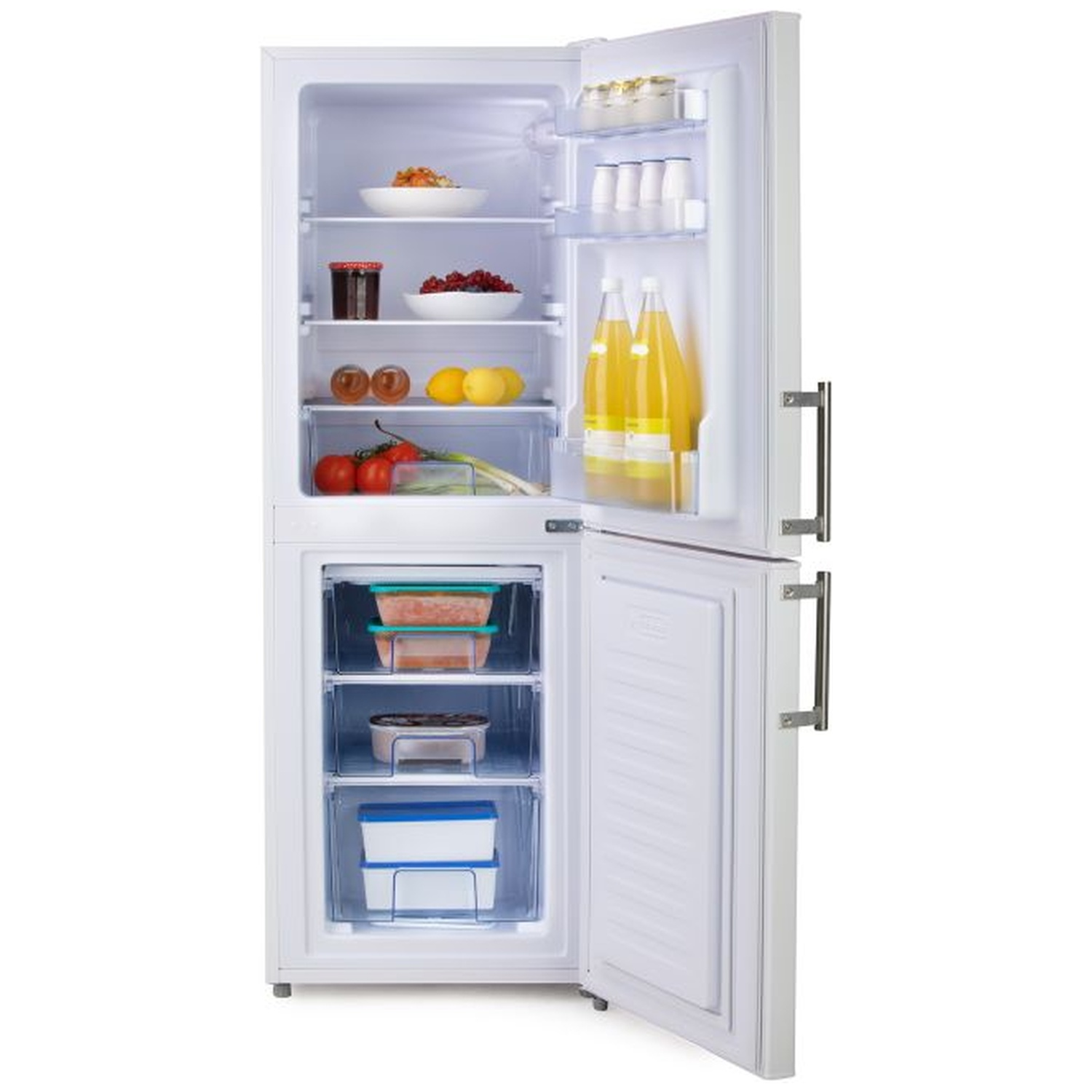 Réfrigérateur blanc ouvert rempli d'aliments: fruits, légumes, jus et récipients. La porte est ouverte.