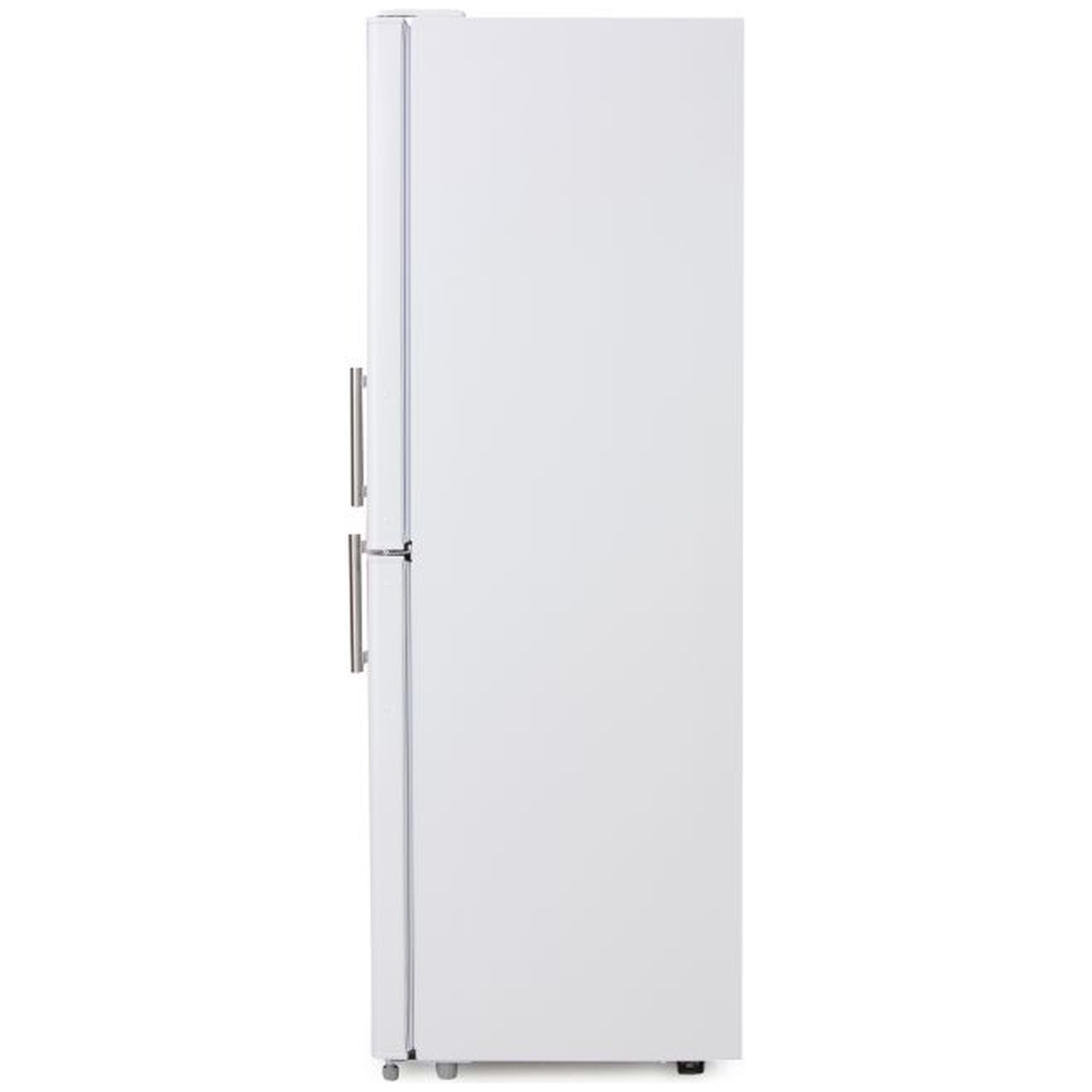 Un réfrigérateur blanc sur fond blanc. Il a des poignées argentées et un design simple. La porte est fermée.