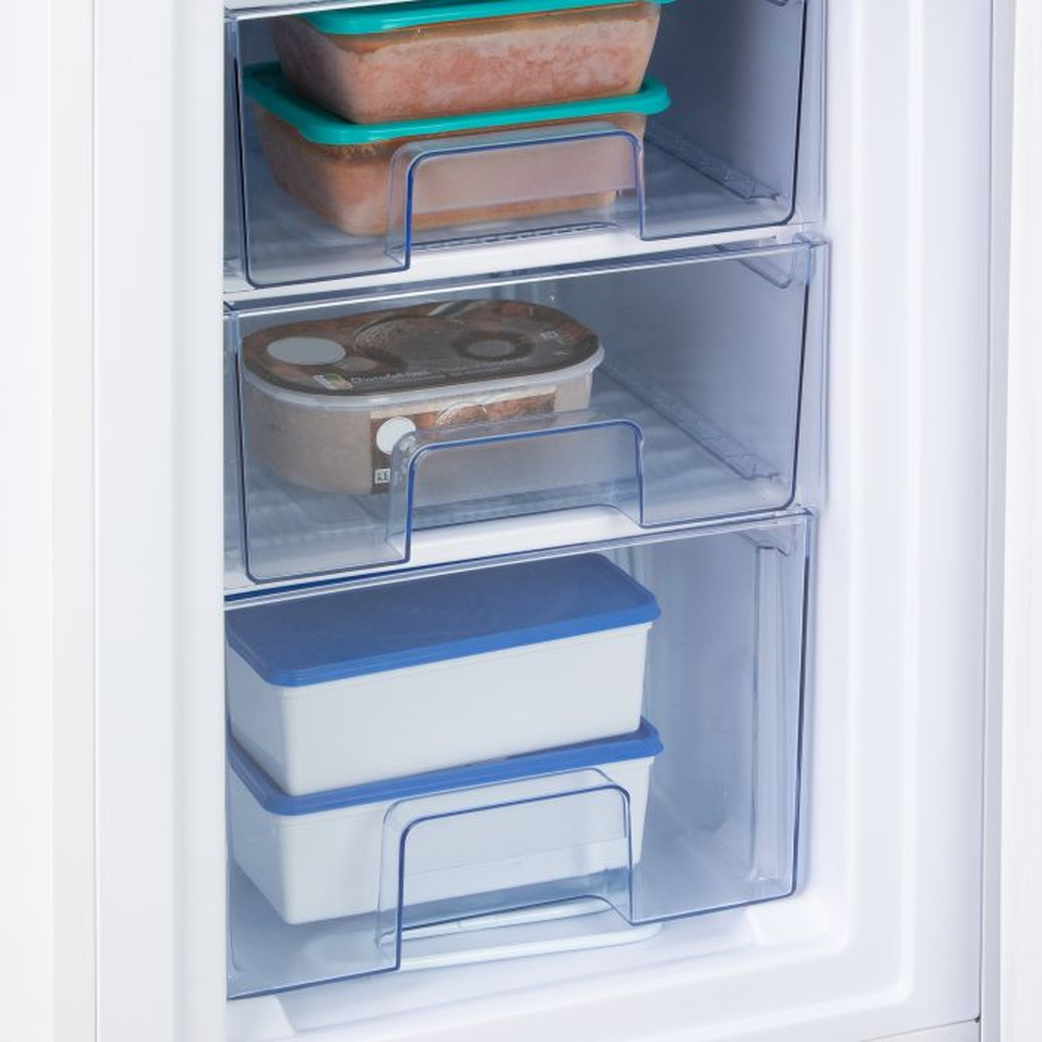 À l'intérieur d'un congélateur, trois tiroirs contiennent des récipients alimentaires. Le tiroir supérieur contient deux récipients avec des couvercles turquoise.