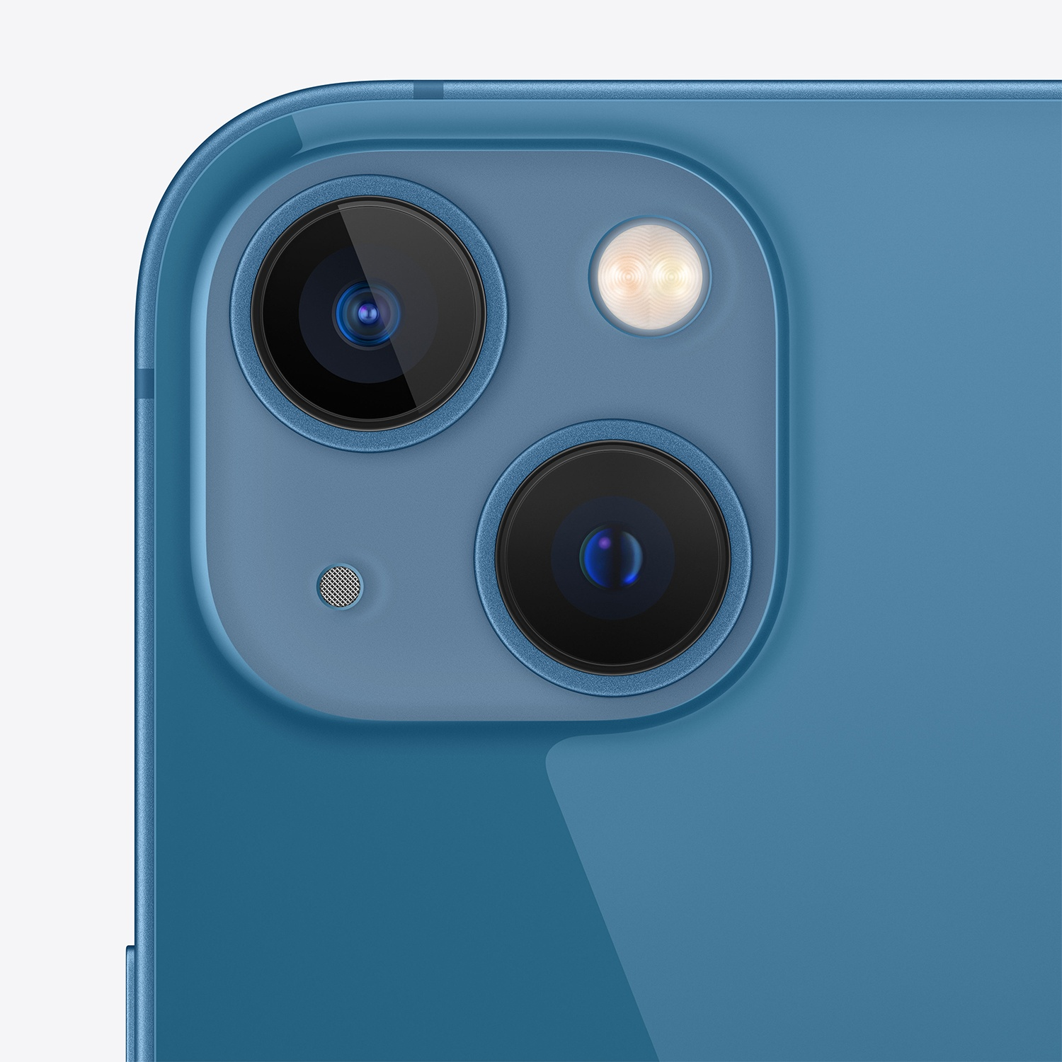Primo piano del gruppo fotocamere di uno smartphone blu. Presenta due obiettivi, un flash e un microfono su una superficie blu.