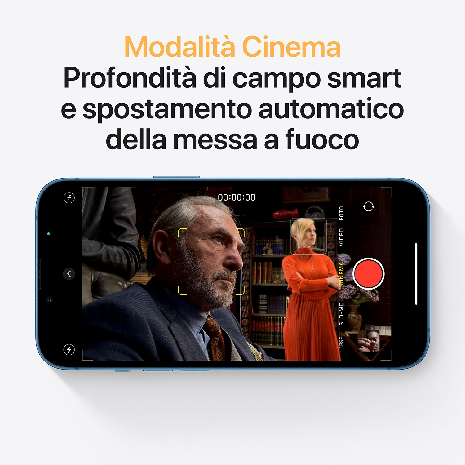 Schermo iPhone con un uomo e una donna. Lo schermo mostra 'Modalità Cinema', con focus sull'uomo e un pulsante di registrazione rosso.