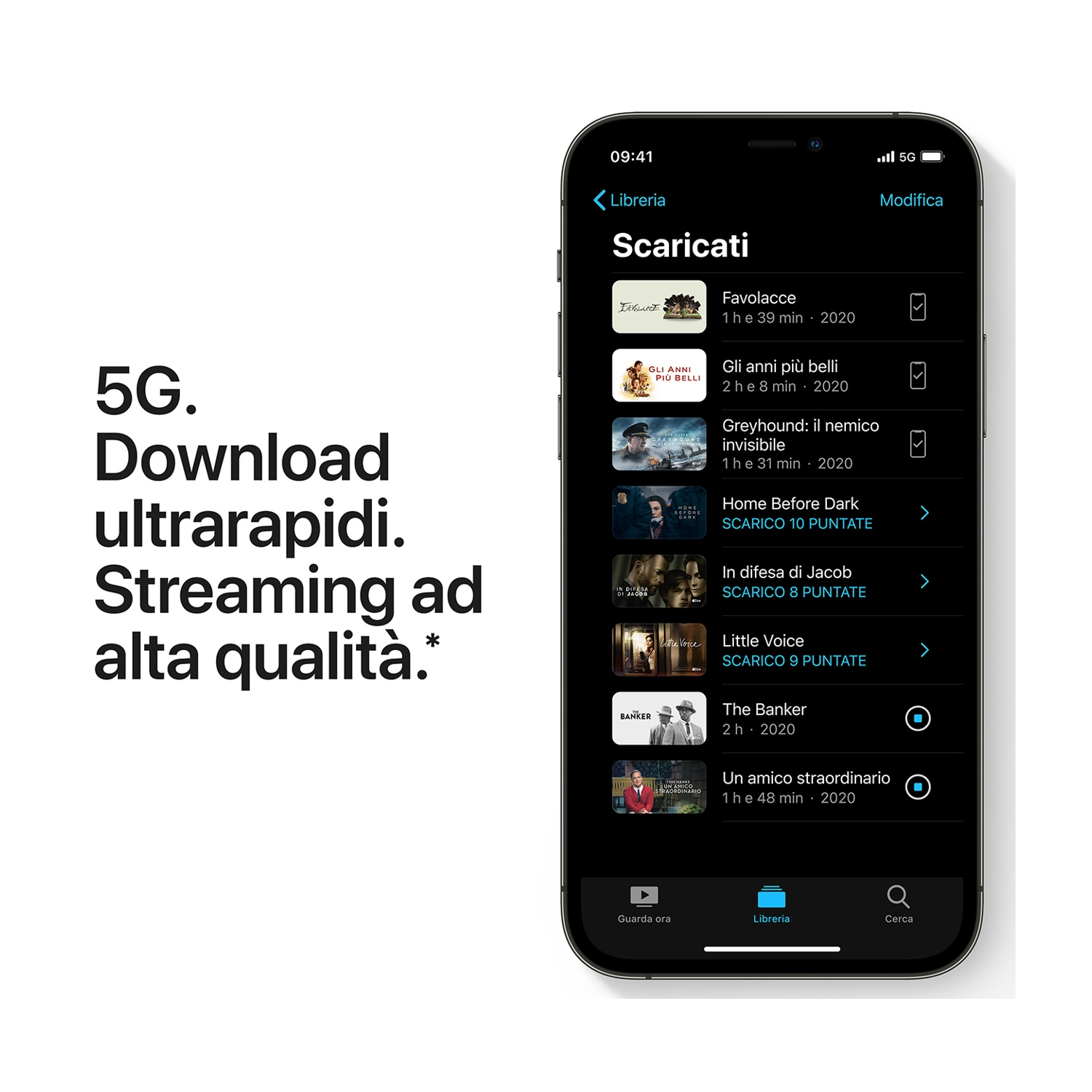 Un iPhone mostra un elenco di film e programmi scaricati. Il testo a sinistra promuove il 5G per download rapidi e streaming di alta qualità.
