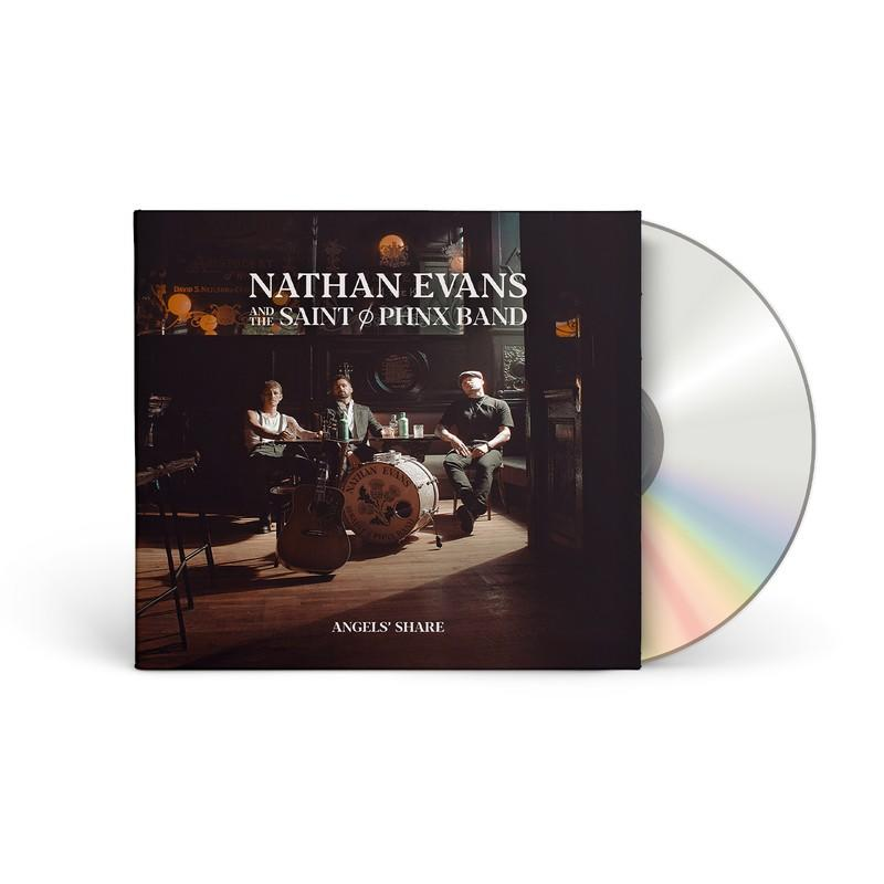 Albumcover: Nathan Evans und The Saint Phnx Band. CD daneben. Bandmitglieder sitzen in einer Bar mit Instrumenten und einer Trommel.