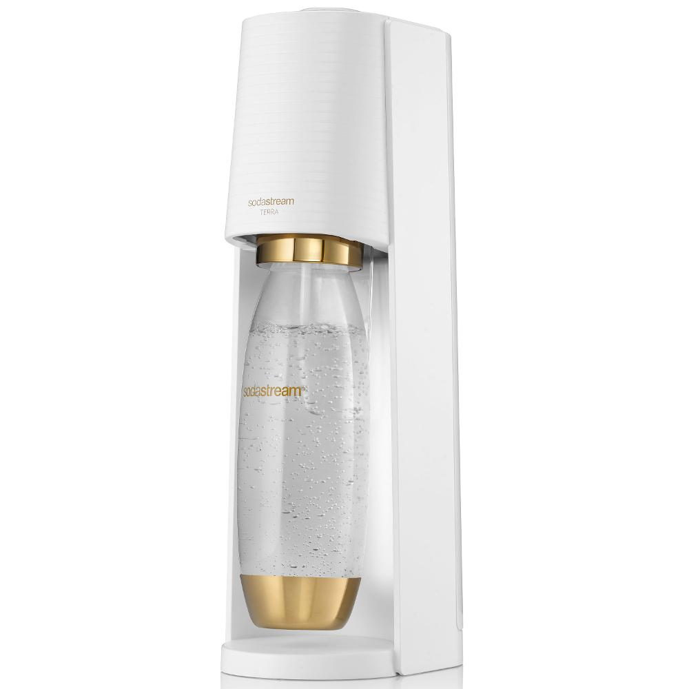 Egy fehér SodaStream Terra készülék üvegpalackkal. A palack vízzel van megtöltve. Az alap és a teteje arany.