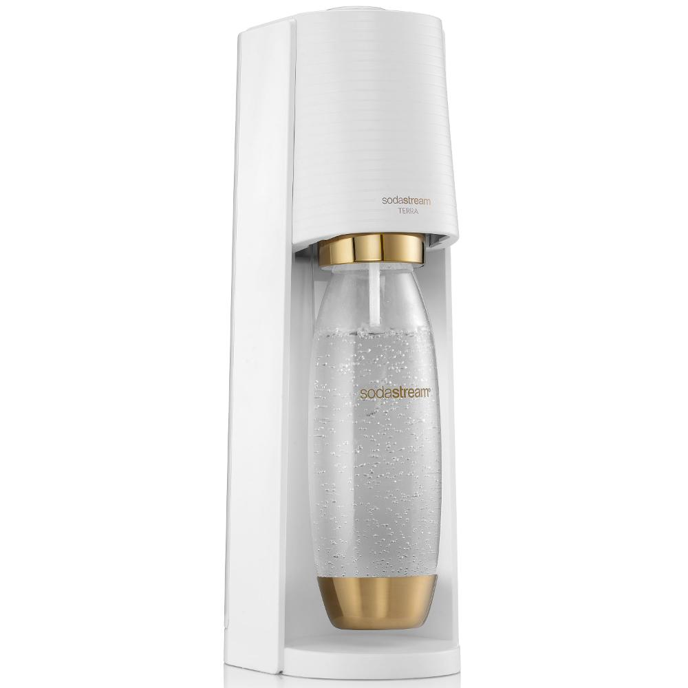 Egy fehér SodaStream Terra szénsavasító. Arany díszítés van a palacktartó körül és a palack alján. Egy átlátszó palack is látható.