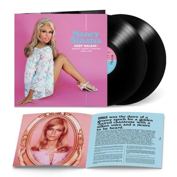 Nancy Sinatra album borítója. Rózsaszín háttér, Sinatra fehér ruhában. Vinil lemezek jobbra. Nyitott füzet alul.