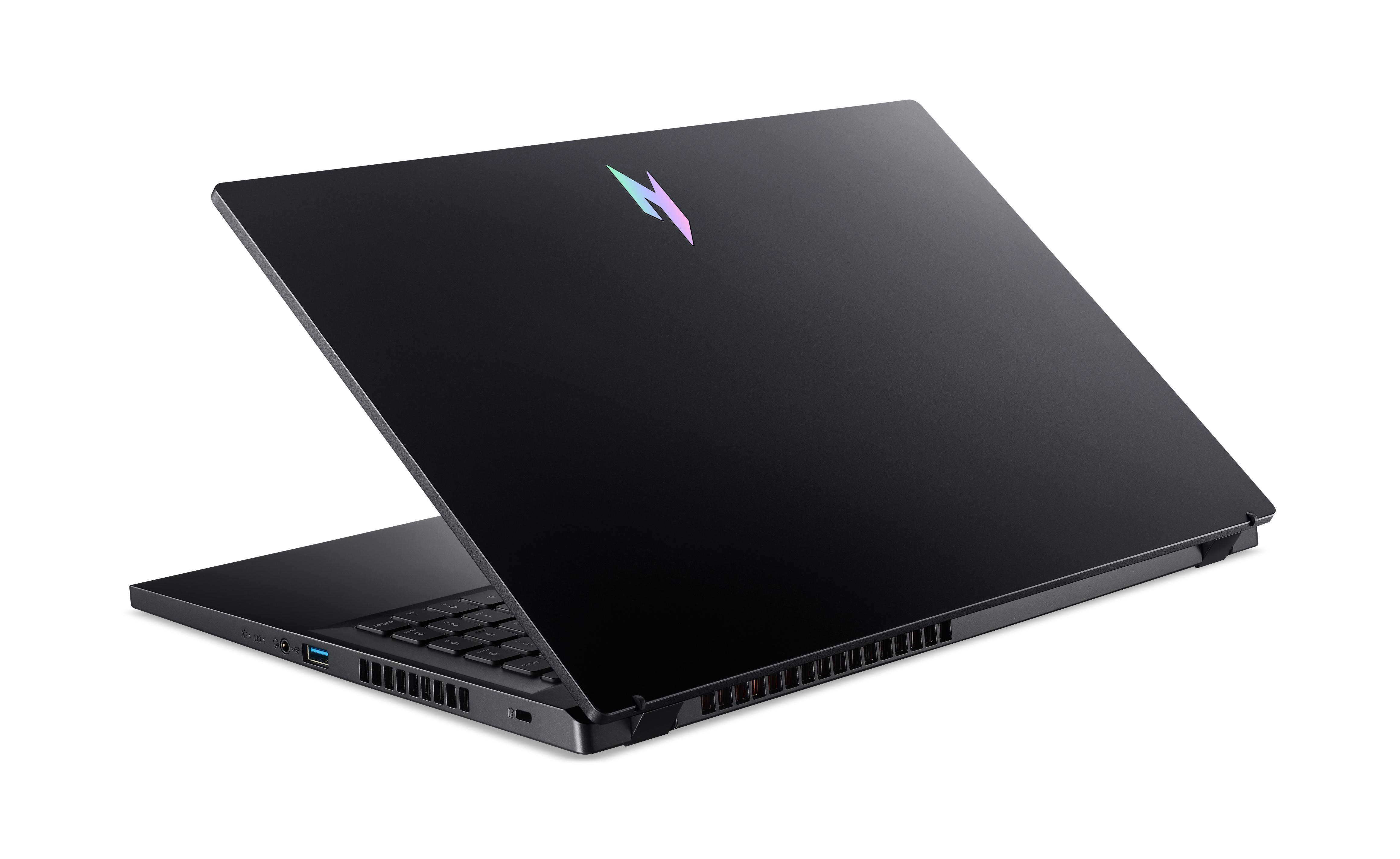Schwarzer Laptop mit leuchtendem Logo auf der Rückseite, angewinkelt geöffnet auf weißem Hintergrund.