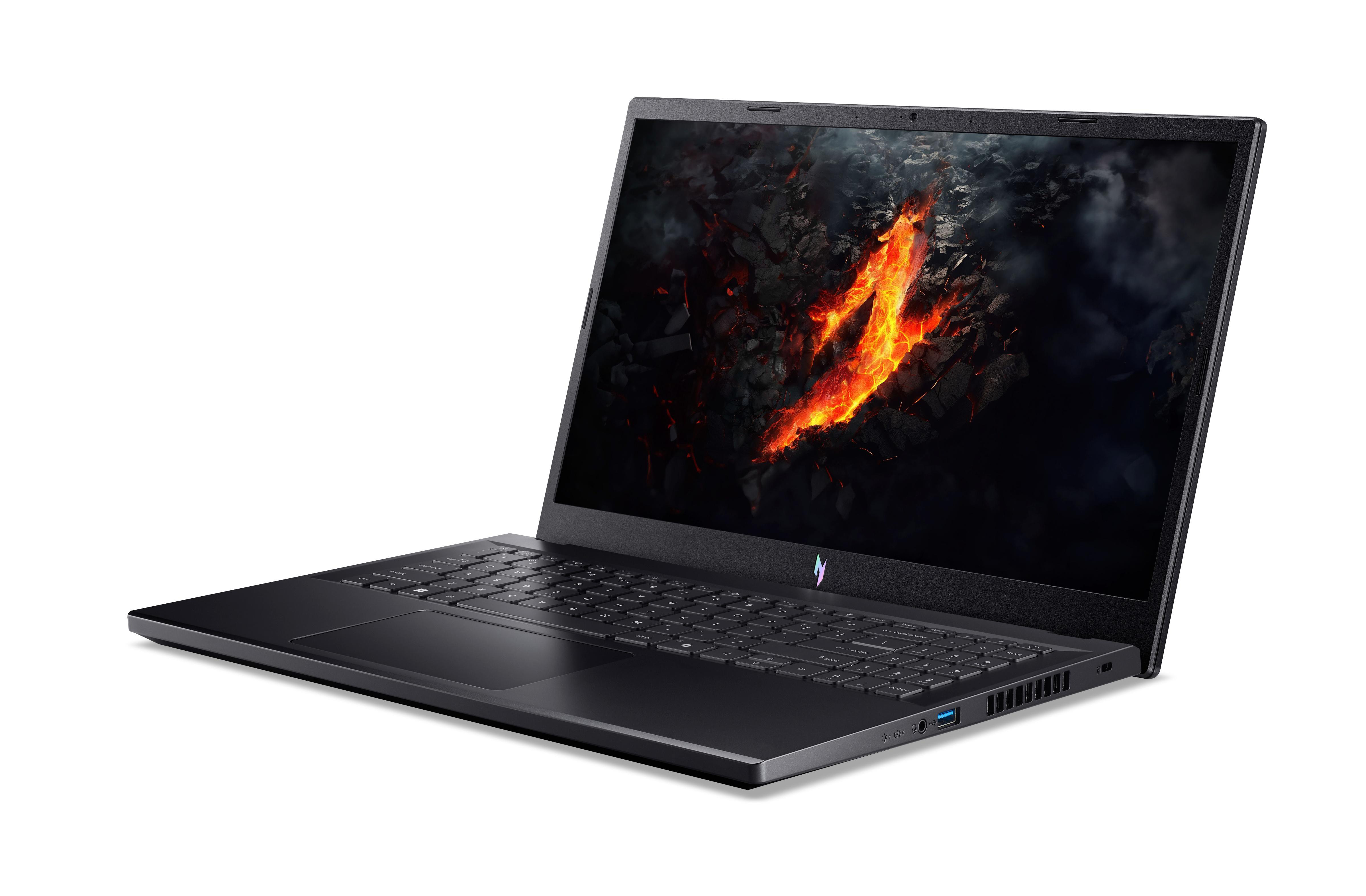 Schwarzer Laptop mit einem Bildschirm, der ein feuriges Design zeigt. Der Laptop ist auf weißem Grund abgewinkelt.