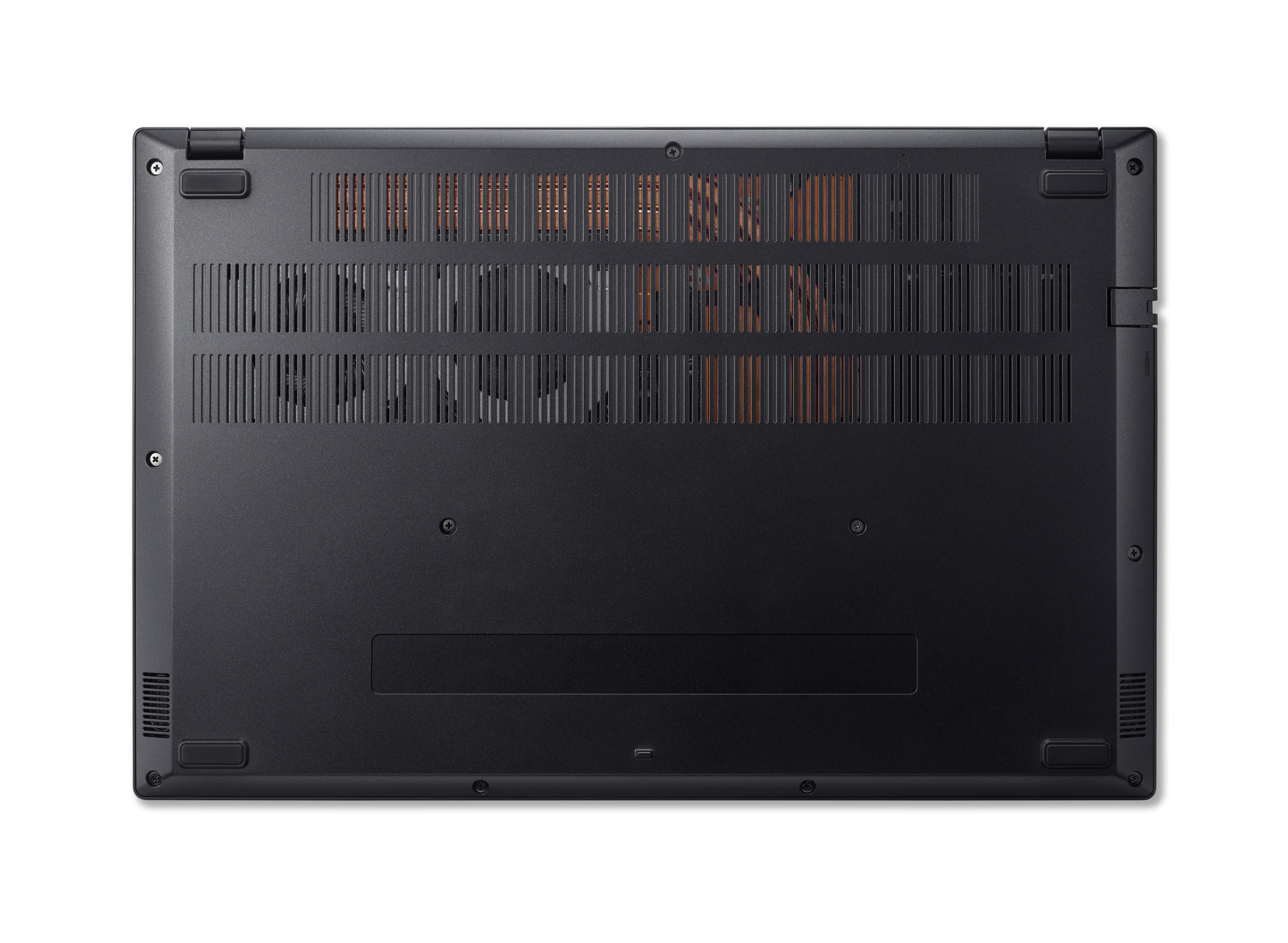Unteransicht eines schwarzen Laptops. Es hat Lüftungsschlitze, Schrauben und eine rechteckige Öffnung. Weißer Hintergrund.