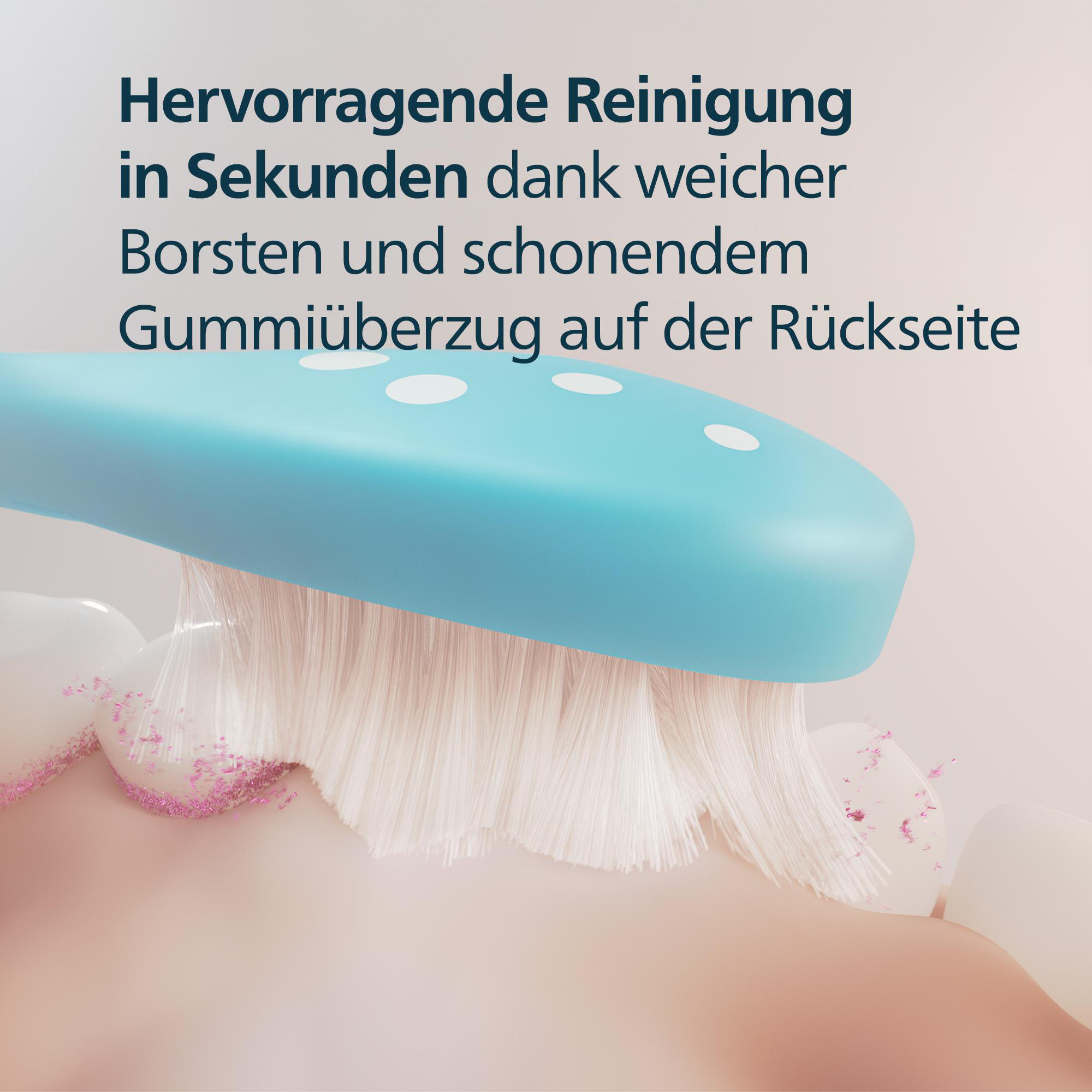 Nahaufnahme einer Zahnbürste, die Zähne putzt. Die Zahnbürste ist blau, die Borsten weiß und die Zähne weiß.