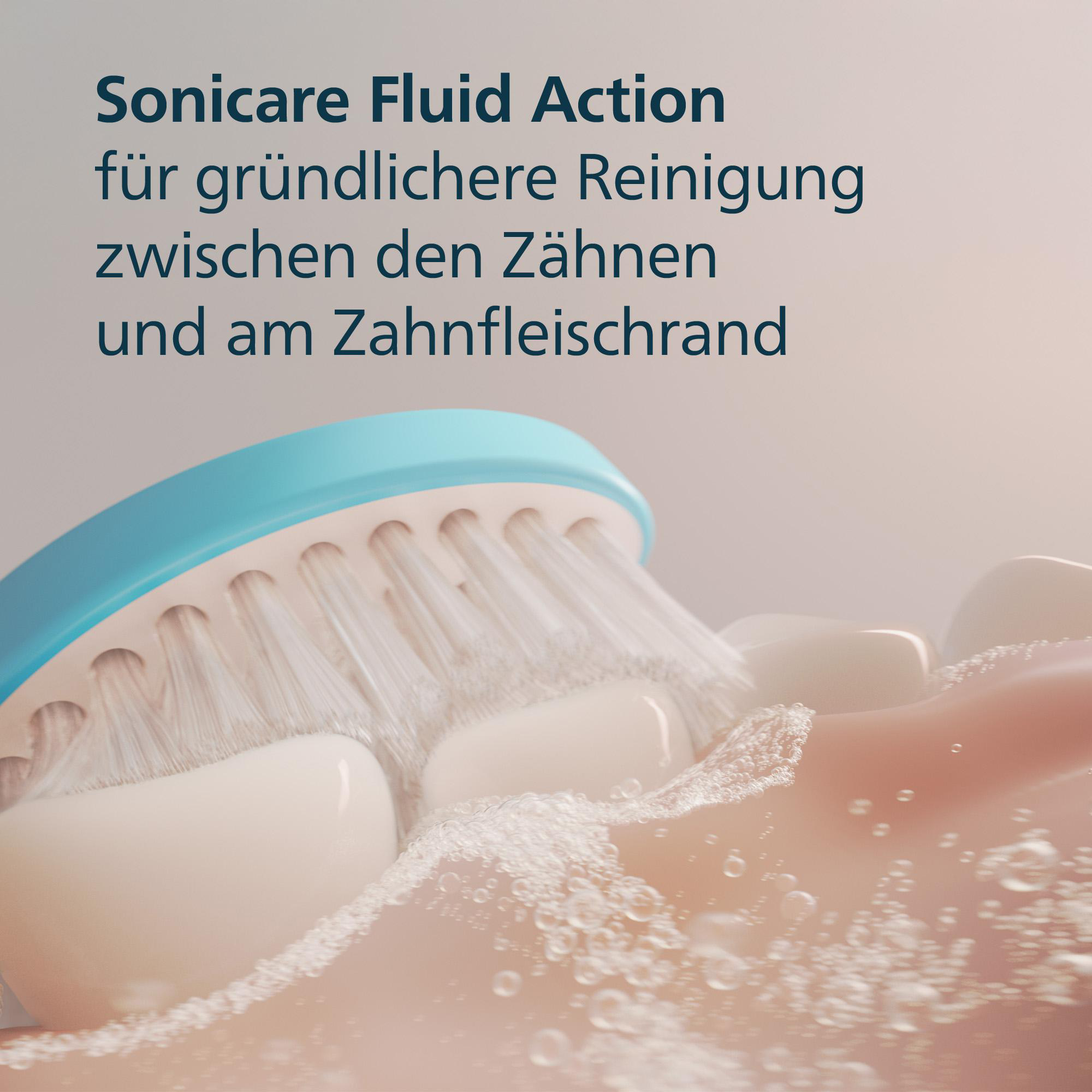 Nahaufnahme einer Zahnbürste, die Zähne putzt. Blauer Bürstenkopf mit weißen Borsten, Schaum, rosa Zahnfleisch und Zähne.