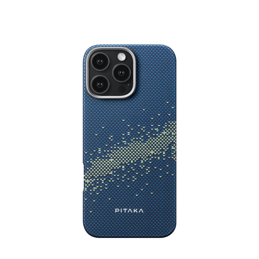 Kék telefontok pixeles dizájnnal és kamerával. A PITAKA márkanév alul található.