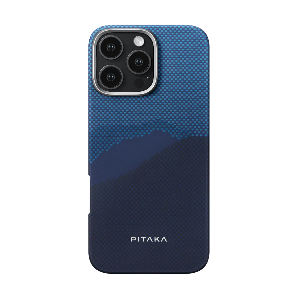 Kék telefontok több kamerával és Pitaka logóval, fekete háttéren.