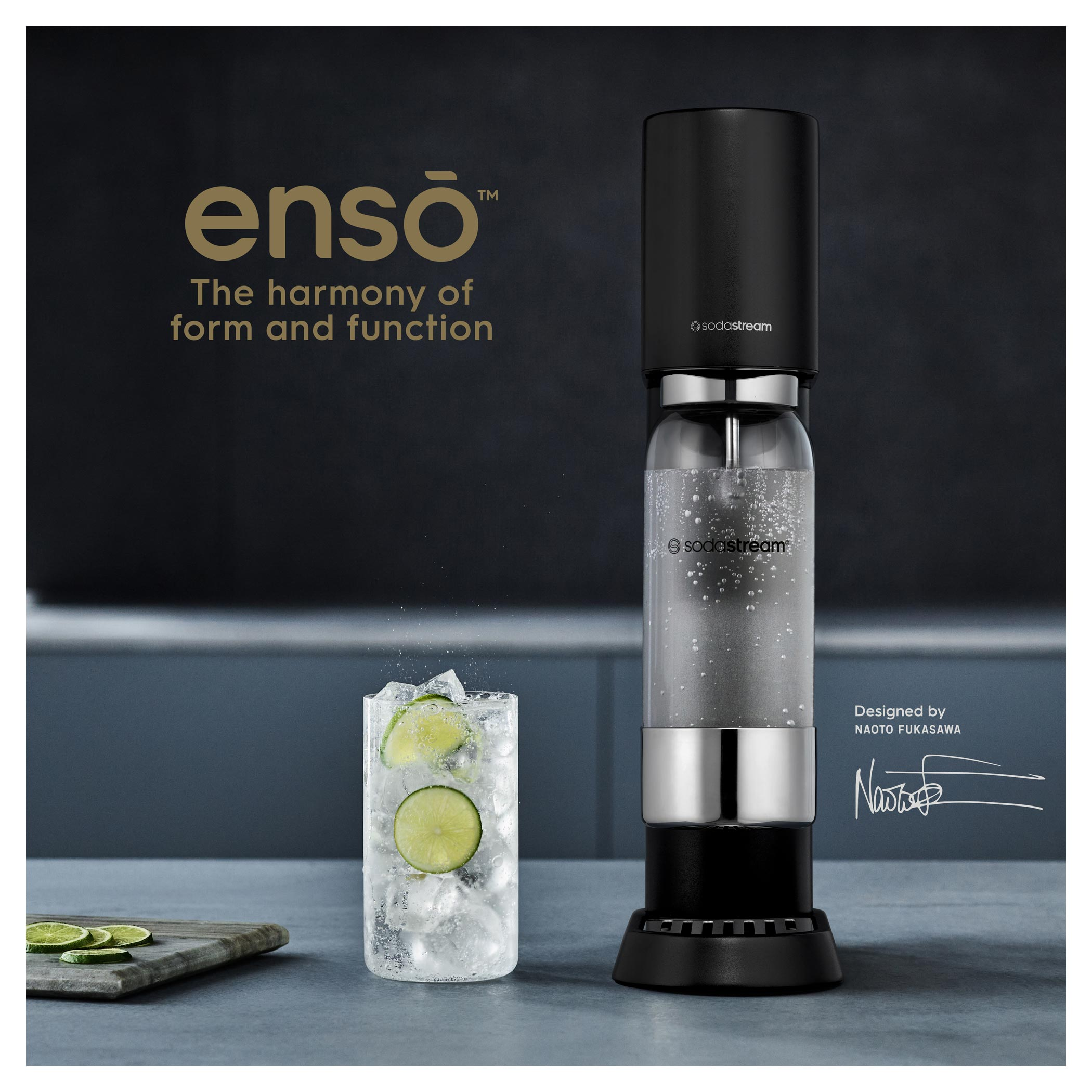 A képen egy szódakészítő, egy pohár limelé ital és lime szeletek láthatók. A szöveg a következő: enso, A forma és a funkció harmóniája.